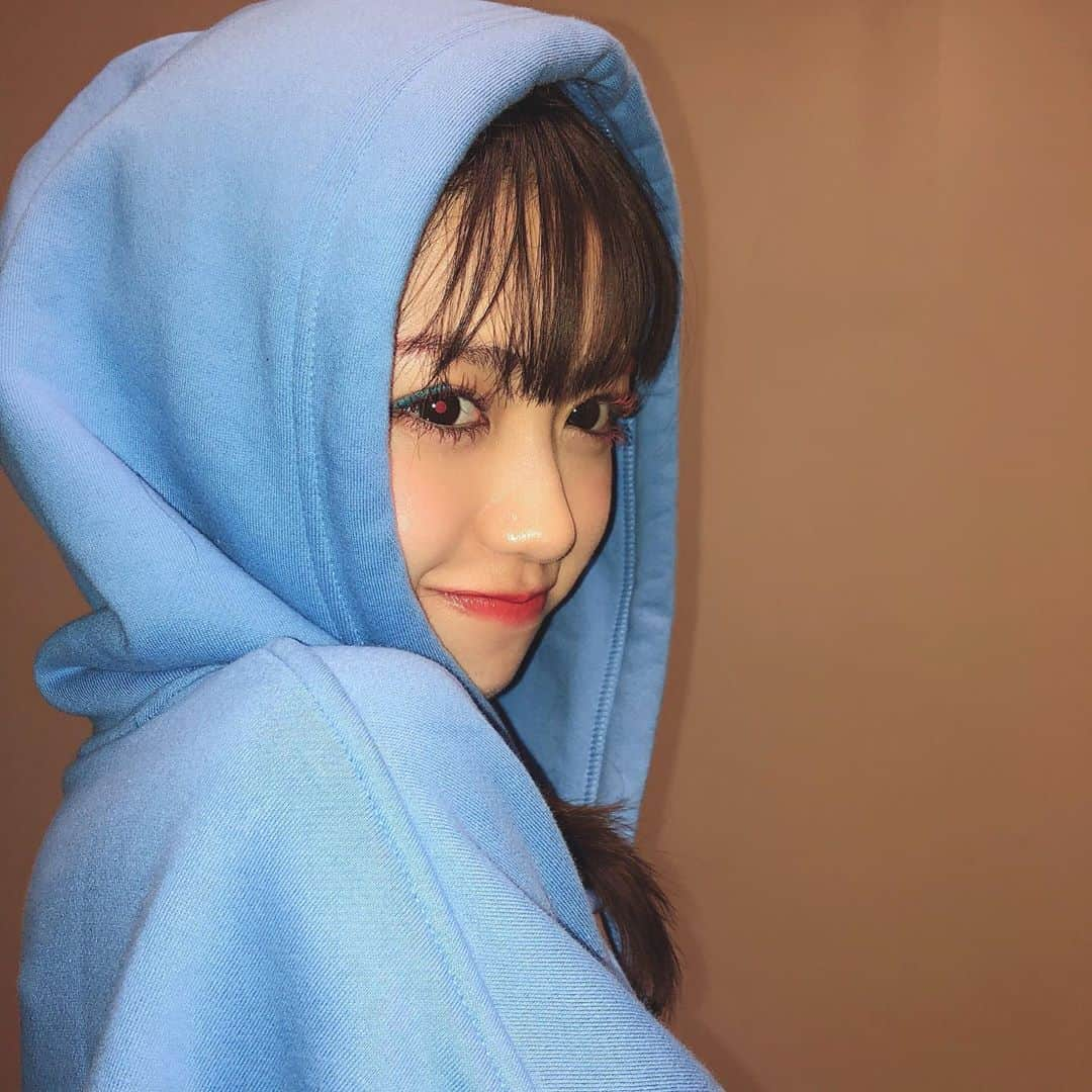 香音さんのインスタグラム写真 - (香音Instagram)「インスタのフォロワーさんが17万人になりました❤︎ ありがとうございます🍒 これからも進化していくかのんわーるどな投稿、楽しみにしていてください💋 ゆるゆる更新ですが、ずっと見守っていてほしいなーなんて思ったり思ったり、、🙈❤︎ 色んなことを発信できるように頑張らなきゃ〜🍒 . .  明日はハロウィンということで、まつげがハーレイクイン感なこちら。❤️💙 . . ちょっぴりハロウィンだ~」10月30日 23時00分 - kanon420_official