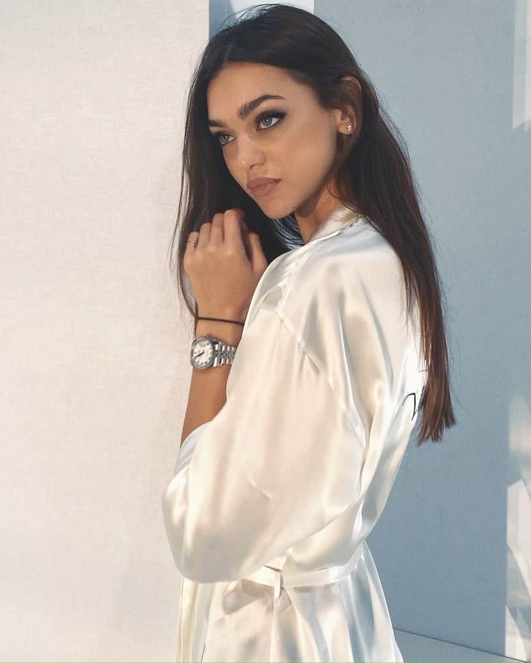 Zhenya Katavaのインスタグラム：「Before and After 😇+😈 @intimissimiofficial LOVE 💕」