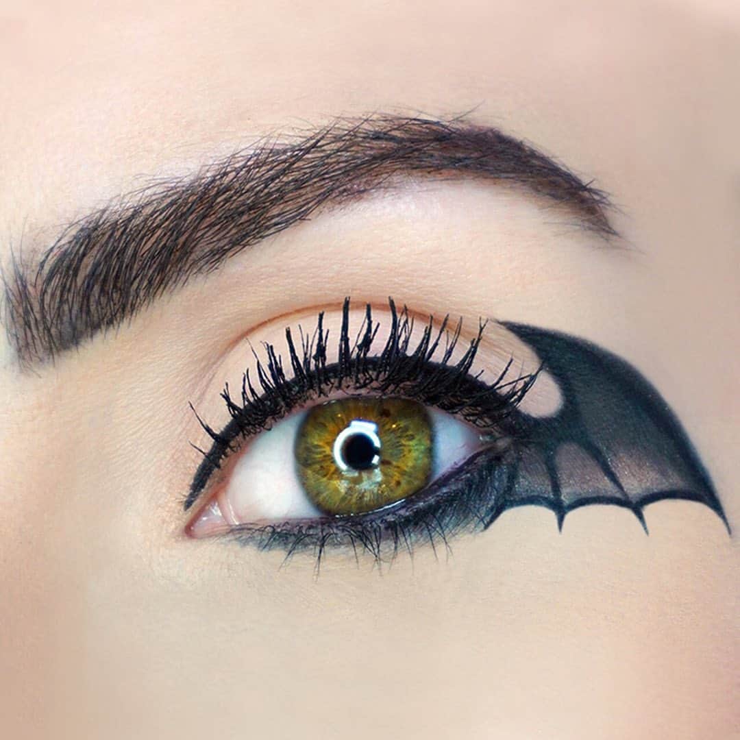 Tarte Cosmeticsさんのインスタグラム写真 - (Tarte CosmeticsInstagram)「We're batty for this look! 🦇 Stay exxxtra fly this #Halloween with our longwearing essentials: 🧠lights, camera, lashes™ 4-in-1 mascara 🧠tarteist™ double take eyeliner 🧠shades bombshell & multi-tasker from our tartelette™ Amazonian clay matte palette #crueltyfree #rethinknatural #HalloweenMakeup」10月30日 23時08分 - tartecosmetics