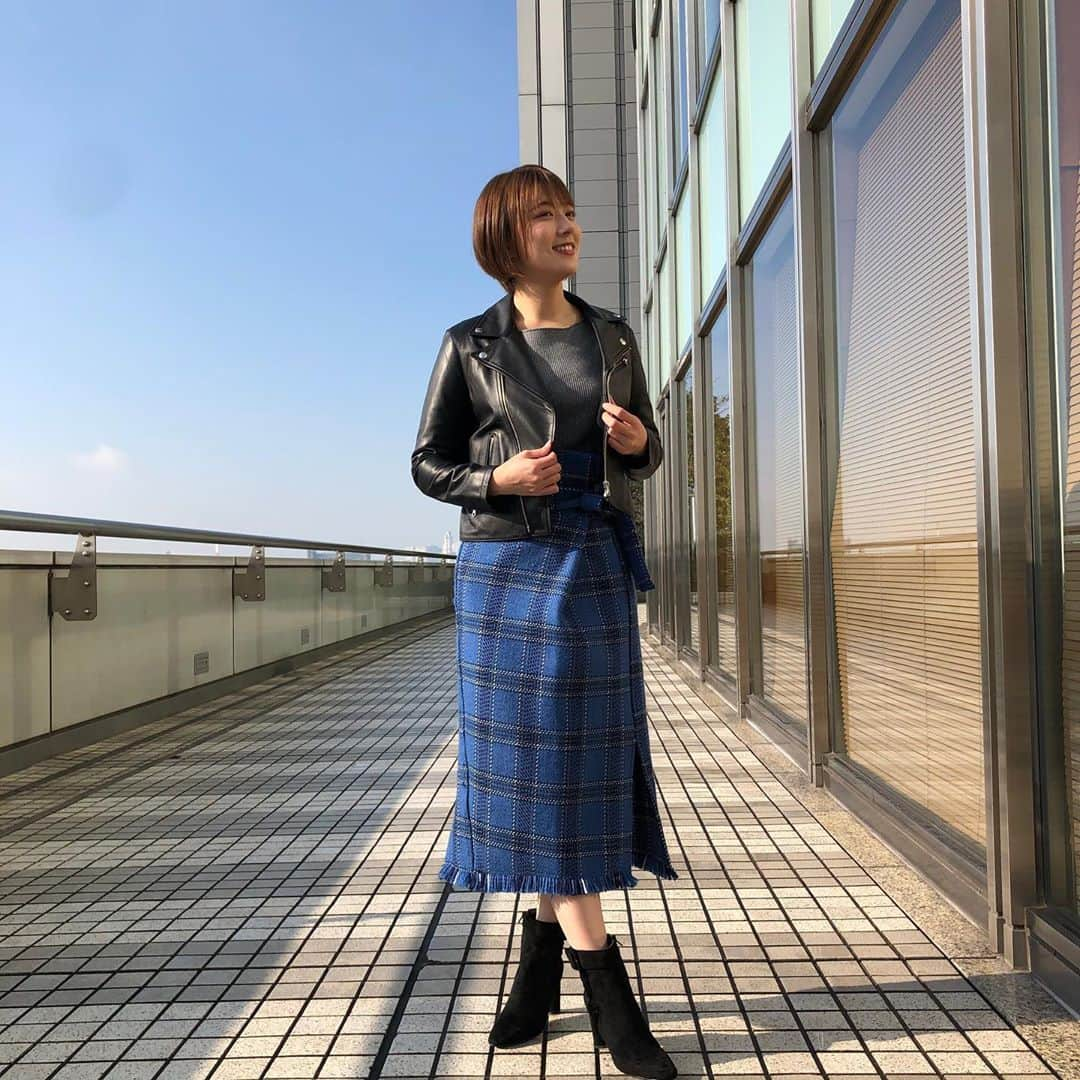 フジテレビ「めざましテレビ」さんのインスタグラム写真 - (フジテレビ「めざましテレビ」Instagram)「10月30日（水）きょう何着て行く？ ・ ファッション雑誌CanCamとコラボした お天気コーナー「きょう何着て行く？」 阿部華也子ちゃんの毎日のコーデを紹介♪ ・ 【きょうのコーデ】 ジャケット→#EMMELREFINES 3万5000円 ニット→#アプワイザーリッシェ 1万2000円 スカート→#andNOSTALGIA 6900円 靴→#CHARLESandKEITH 8500円 ピアス→#GU 590円 ・ 【コーデのポイント】 コーデの主役は鮮やかなブルーのチェック、ウエストリボン、 裾のフリンジなど着映えバッチリのスカート👗ライダースジャケットを合わせてほんのりスパイシーに仕上げましょう🕶✨ ・ #めざましテレビ #きょう何着て行く？ #阿部華也子 #今日のコーデ#コーデ #CanCam #今日のファッション#ootd #きょう何着て行く？は月〜金朝6時22分ごろ放送！」10月30日 23時20分 - mezamashi.tv