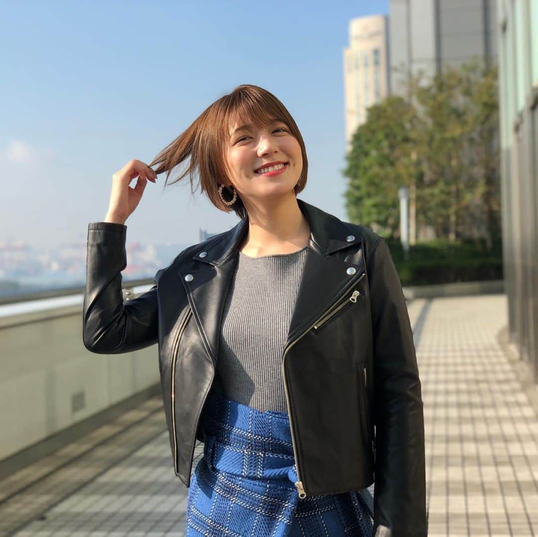 フジテレビ「めざましテレビ」さんのインスタグラム写真 - (フジテレビ「めざましテレビ」Instagram)「10月30日（水）きょう何着て行く？ ・ ファッション雑誌CanCamとコラボした お天気コーナー「きょう何着て行く？」 阿部華也子ちゃんの毎日のコーデを紹介♪ ・ 【きょうのコーデ】 ジャケット→#EMMELREFINES 3万5000円 ニット→#アプワイザーリッシェ 1万2000円 スカート→#andNOSTALGIA 6900円 靴→#CHARLESandKEITH 8500円 ピアス→#GU 590円 ・ 【コーデのポイント】 コーデの主役は鮮やかなブルーのチェック、ウエストリボン、 裾のフリンジなど着映えバッチリのスカート👗ライダースジャケットを合わせてほんのりスパイシーに仕上げましょう🕶✨ ・ #めざましテレビ #きょう何着て行く？ #阿部華也子 #今日のコーデ#コーデ #CanCam #今日のファッション#ootd #きょう何着て行く？は月〜金朝6時22分ごろ放送！」10月30日 23時20分 - mezamashi.tv