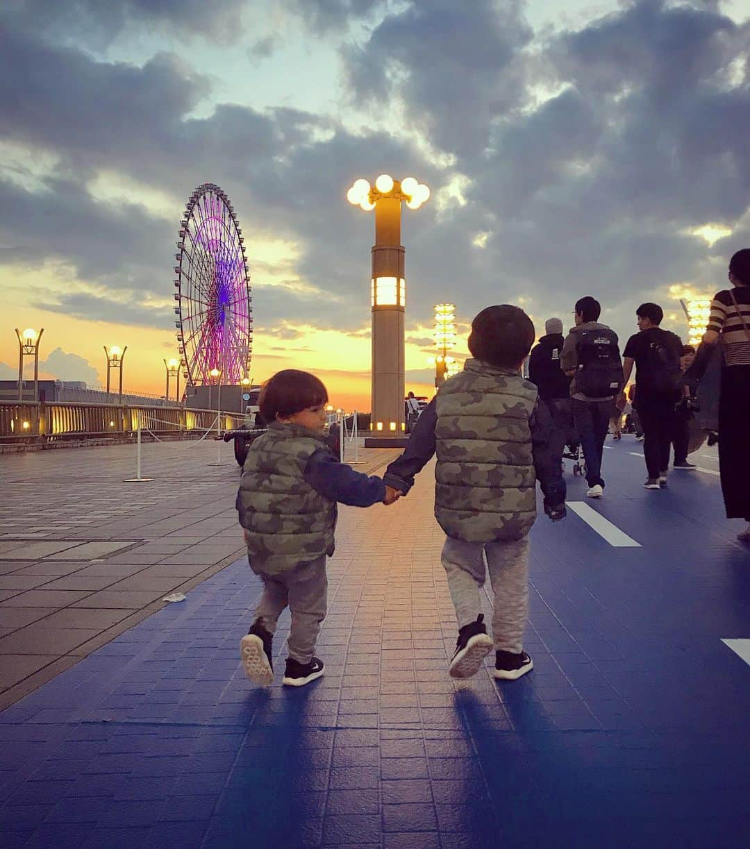 齋藤美波のインスタグラム：「👦🏻🤝👶🏻 大きくなったなぁ🥺♥️💭 ・ 👶🏻にーにっ　にーにっ　 と言いながらお兄ちゃんの後を 追いかけて手を繋ごうとする弟。 ・ 👦🏻手繋ぎたいの？いいよ！ 見てあれ観覧車だよ🎡 と、にーにと呼ばれてる事が 嬉しいのかすんごーく声のトーンが お兄ちゃんらしく優しくなる兄。 ・ 最近の2人のやり取りが ほんとーにほんとーに可愛すぎて... 然ももう大人が話してる事が理解 出来て相づちうってくれたり まだそんなに喋れないけど 2人の中での会話があって 新しい感覚の幸せを最近感じる。 ・ そんな姿を後ろで見てニヤニヤする母。 きっとこんな母世の中に ウジャウジャいるはず😂 ・ ・ #兄弟 #brother #幸せ」