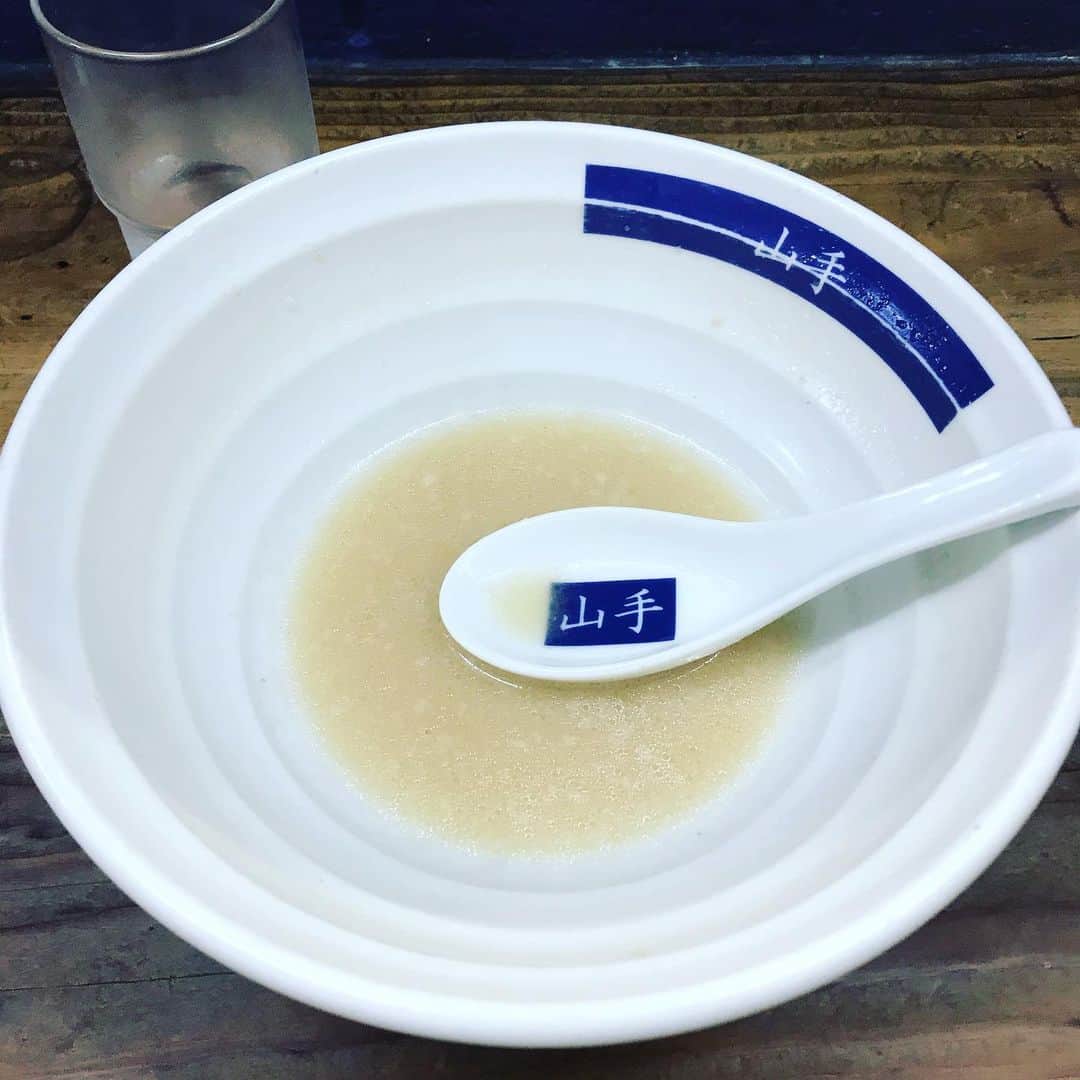 ペギのインスタグラム：「山手ラーメン #とんこつ背油 #チャーシュー追加しちゃいました #大きめのチャーシューが食べ応えあり #この麺の感じ #早くすすってくれ！と言っている様 #シンプルなトッピングがまた良い #良いライブでした」