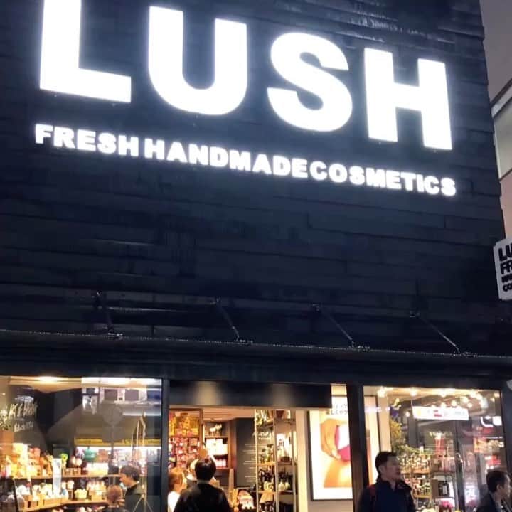 Mameのインスタグラム：「LUSH渋谷駅前店　ボディケア体験イベントにご招待いただきました✨ LUSHはフルーツやオーガニックなどの天然由来成分でつくられた色鮮やかで可愛いバスアイテムブランド🛁 私の好みやボディケアの悩みなどからスタッフの方がオススメアイテムを選んで下さいました💕 フルーツの良い香り、優しい素材で、ゆっくりとリラックスしたひとときを体験させて頂きました🍊 #lush#lushjapan」