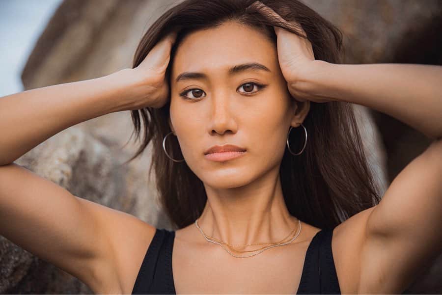 白雪のインスタグラム：「Who is she!!!??? It looks like not me, but it’s me✌🏽👩🏽 👀 Photo : @nobu_arakawa  #夏っていいよね」