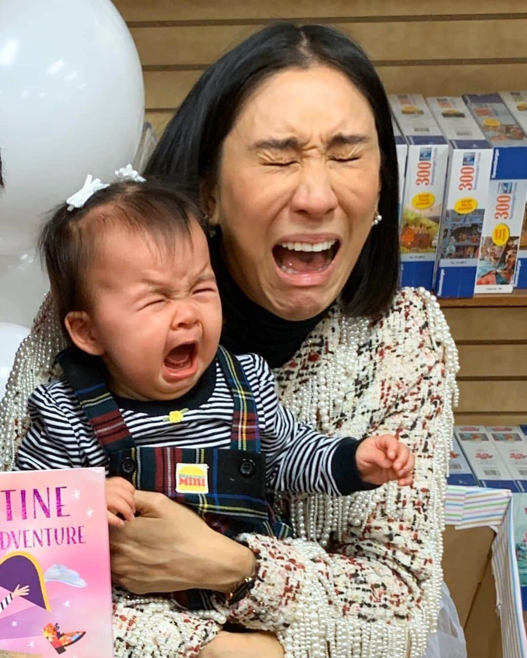 エヴァ・チェンさんのインスタグラム写真 - (エヴァ・チェンInstagram)「When babies start crying in my lap at @junovalentine signings... I just go with it 😂😂😂. Chicago, that’s a wrap!」10月30日 23時42分 - evachen212