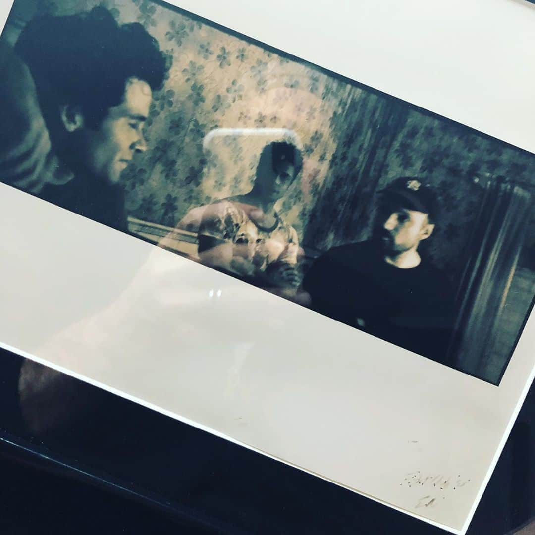 アイオン・ベイリーのインスタグラム：「20 year anniversary of a film that is every bit as relevant today as it was in 1999. Edward Norton took this pic of me on set with Brad and Fincher. Signed and framed and gave it to me as a gift. It’s still on my office wall to this day. Thanks Ed! David Fincher made a classic and I’m proud to be the first Space Monkey of Project Mayhem! #fightclub #bradpitt #davidfincher #edwardnorton #fightclubmovie #holtmccallany #meatloaf」