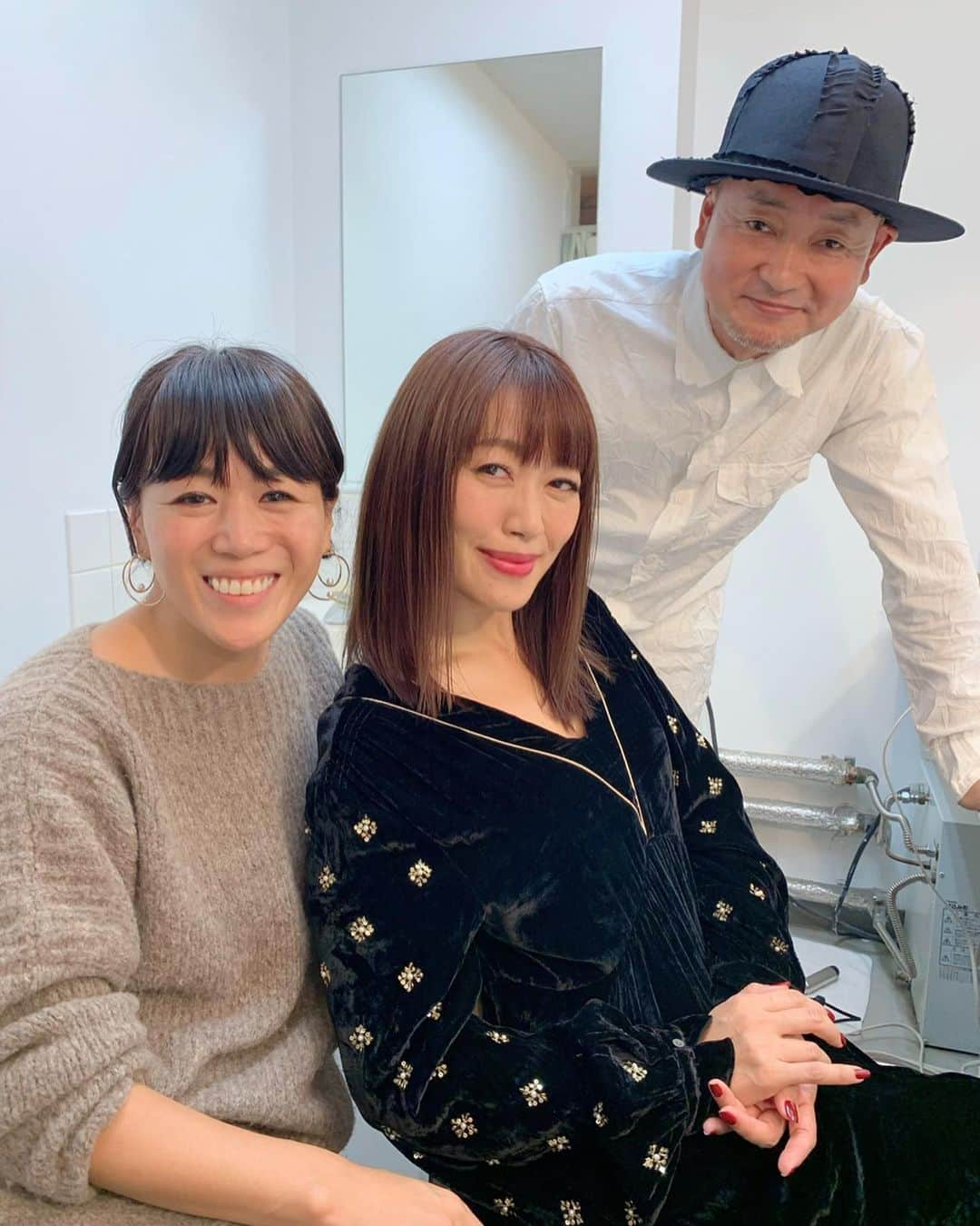 坂本美雨さんのインスタグラム写真 - (坂本美雨Instagram)「愛する早坂香須子さんとヘアの中井正人さんに魔法の粉をふりかけていただいた幸運な親子（かぁちゃんは多めに）。 冨永よしえさんに撮っていただいた幸せな撮影でした。 @kazukovalentine  @tominaga_yoshie @deucenakai 先日の #今日のなまこちゃん #なまこムービー」10月30日 23時58分 - miu_sakamoto