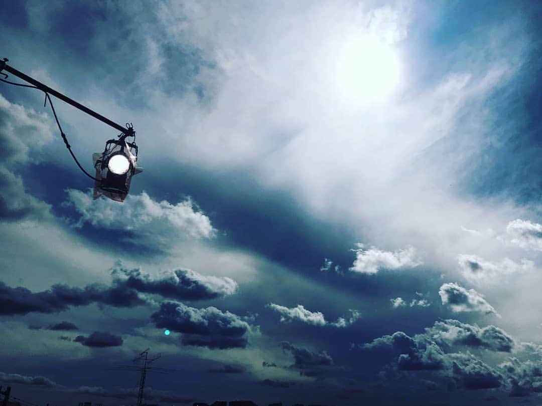 土屋太鳳さんのインスタグラム写真 - (土屋太鳳Instagram)「空を続けて載せる時期が続いていますが💦 そんなときは あ、踏ん張ってるんだなぁ と思っていただけたら嬉しいです🙏💦 今日も、ある日の空を。 これは今日の空ではなくて、 CMの撮影で出会った空💡 お世話になった場所でいただいた柿から おひさまのパワーを感じました😊 本当にごちそうさまでした🙏✨✨」10月30日 23時51分 - taotsuchiya_official