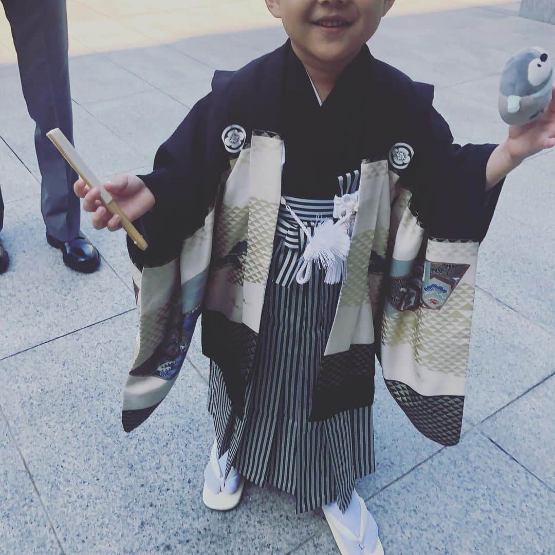 浜島直子さんのインスタグラム写真 - (浜島直子Instagram)「息子の七五三へ⛩ ・ ご祈祷を受けている時、以前友人が「子供は神様からの預かりものだと思っているから、いつか返さないといけない」と言っていたのを思い出し、  確かにそうだなぁ、その時まで、親は親でしか磨けない布でピカピカにこの魂を磨いてあげたいなぁ✨と、早5年の月日を思いジーンとしたのも束の間、  写真撮影の時は2秒以上止まっていられない暴れ肉団子にイラついた内心鬼婆の母ちゃんでした👹🤣 ・ それにしても、もう5年もたったのかと、巻き戻せない時間に苦しくなるほどの切なさよ。 子育てって切ない。  着物を脱ぎ捨ててマッハ1000で公園に行き汗だくで遊ぶ息子が、眩しくてまた切ない。  この切なさも、きっとまた息子の魂をピカピカに磨くための布に違いないと、鬼婆母ちゃんはまだムチムチの君の手をギュッと握って、まだまだ頑張るからね✨ ・ #写真3枚目は #お赤飯と栗蒸し羊羹を持って見に来てくれた #梅花亭　の #ご主人と女将さん❣️ #東京の父と母よ😭✨ #ありがとうございます🙏✨✨ #七五三 #おめでとう #すくすく育ってくれてありがとう #ちなみに #滅多に着ないスーツ姿のお父さんを見て #ハンター！！！！😎 #と言って爆笑しながら逃げ回っていた #暴れ肉団子」10月30日 23時59分 - hamaji_0912