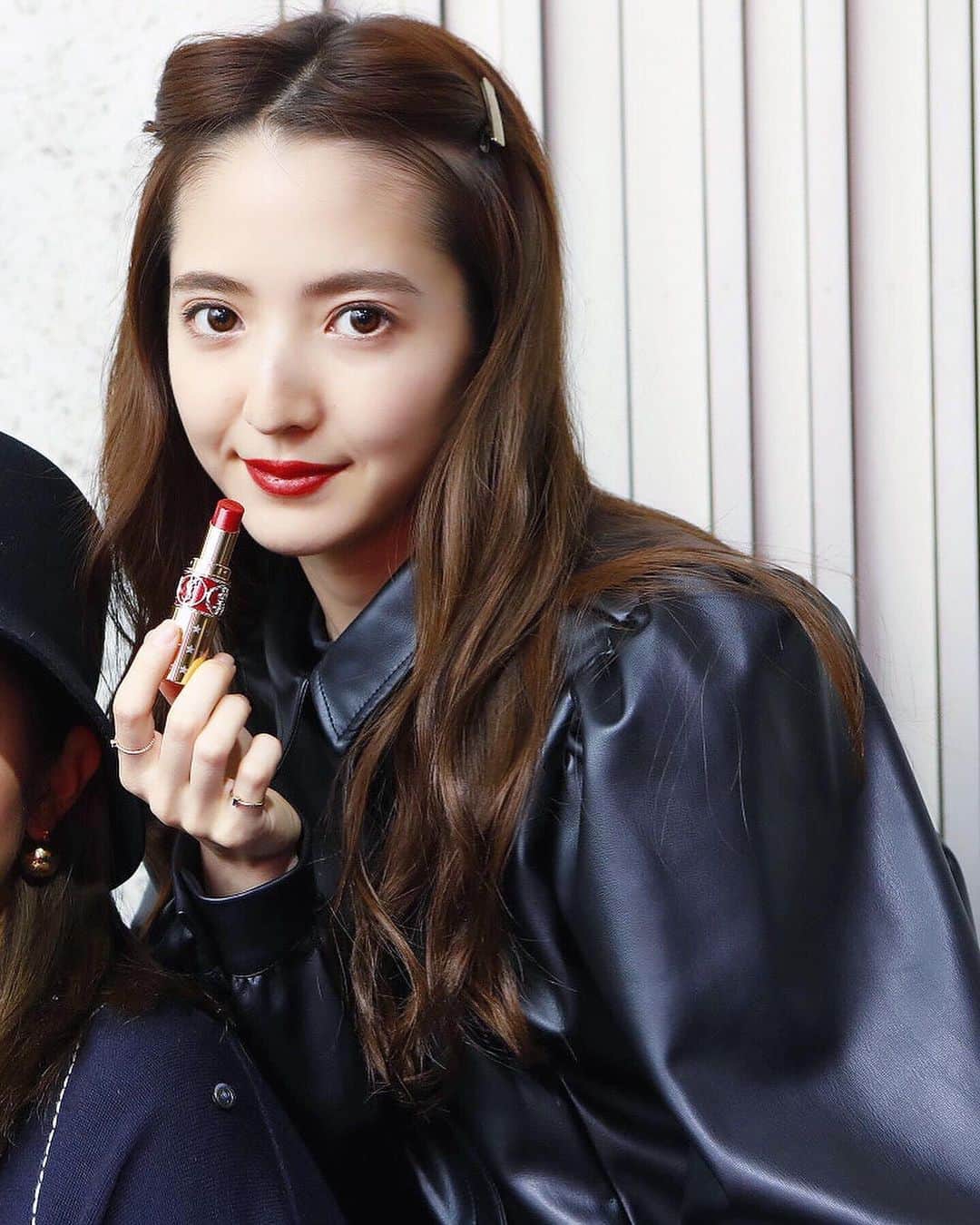 平木愛美のインスタグラム：「hello💛🌜 最近、小顔になりたいの気持ちで色々行動していて きのうは撮影終わりに小顔施術してもらってきました！！ マッサージくらいの気持ちで全然痛くなく、お顔全体〜頭まで歪みなども直してもらい、むくみもとれ、スッキリ！！✨ 自宅では自分でいつも顔マッサージを簡単にしてたり、 撮影前にはヘアメイクさんがスキンケアと同時にマッサージで血流を良くしてくださったり！ なので日常的に意識しています☺︎ . 撮影ではもうss、春のお洋服が始まっていて、私は年中脱毛は @kireimo_official さんにお世話になってる！！！二ヶ月毎に通っていて今月も行ってきました🧡 丁寧なスタッフさんが施術してくださるので安心です。  #beauty #美容 #美容事情  #KIREIMO #キレイモ #脱毛 #脱毛サロン #全身脱毛 #女子力アップ #女子力 #肌ケア #美肌」