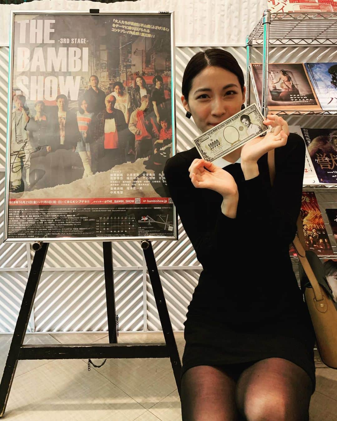 護あさなさんのインスタグラム写真 - (護あさなInstagram)「. CBGKシブゲキ!!に「-3RD STAGE- THE BAMBI SHOW」を観に行ってきました。 がっつりコメディ！！ そこに少し入るシリアスな要素がより引き立って、グッとくるところも…。 会話のテンポの良さも心地いい！そこに飛び交うアドリブ感のあるリアルな会話も舞台だからこそさらに面白かったです。 . さり気なく持っているお札、板尾さんの顔が印刷してあります😂」10月31日 0時06分 - mamoruasana0504