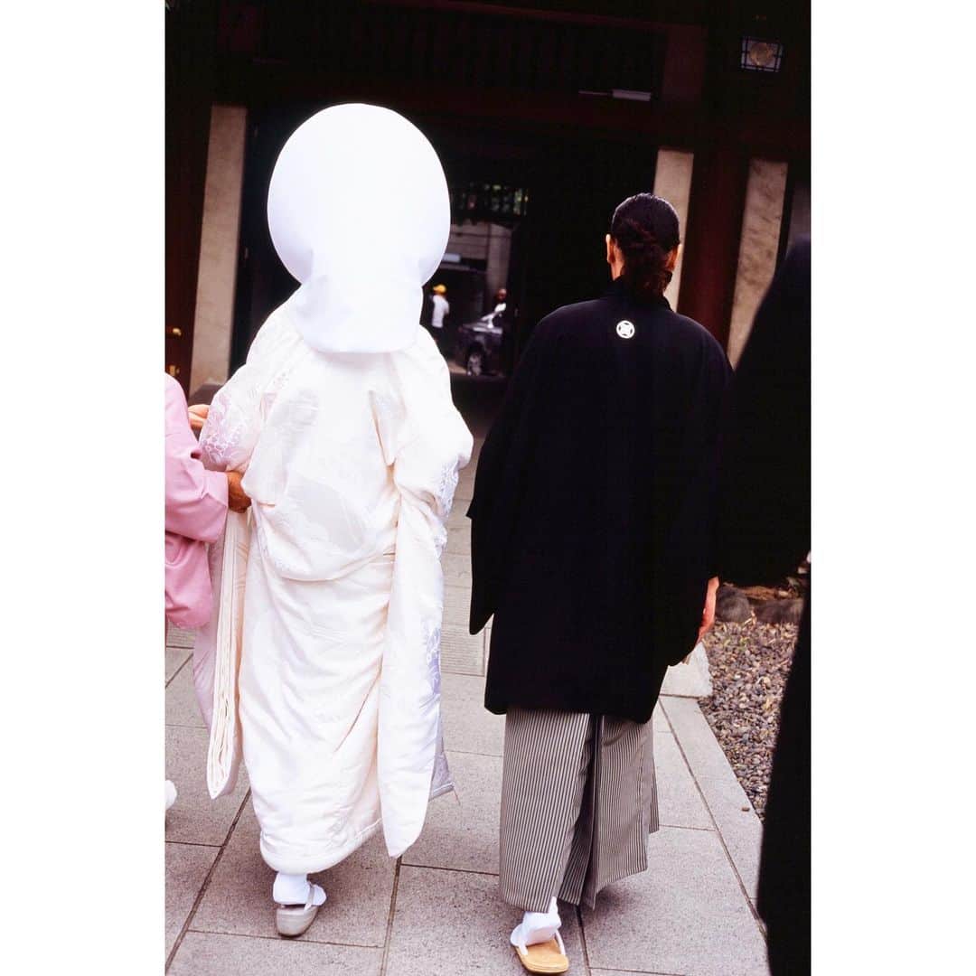 中田みのりさんのインスタグラム写真 - (中田みのりInstagram)「時間が経ってしまいましたが、先月末に神社で親族を呼んで結婚式をしました🎌 どうしてだかわからないけど、結婚式をするなら絶対和装がいい！と決めていたので衣装は憧れだった白無垢にしました〜！ ヘアメイクはいつもお世話になっている @koki.noguchi と @chifumi325 にしてもらいました❤️ photo by @dai.yamashiro 🙏🏻」10月31日 0時09分 - minori_nakada