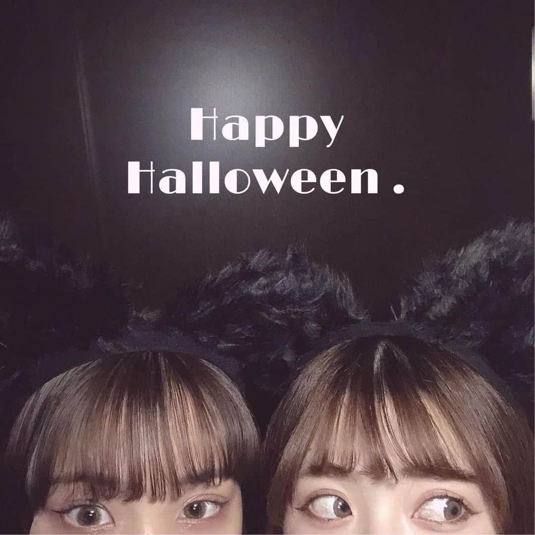 青木菜花のインスタグラム：「.﻿ .﻿ とりっくおあとりーと！！！👻﻿ 黒猫とアダムスファミリーにもなったの！﻿ ﻿ みんなお菓子ちょーうだい！🎃🍬🍫🍭🧁﻿ .﻿ .﻿ #ハロウィン #ハロウィンコスプレ #ハロウィン仮装 #黒猫 #猫メイク #アダムスファミリー #トリックオアトリート #はっぴーはろうぃん #instalike #instagood #instalove #l4l #f4f」
