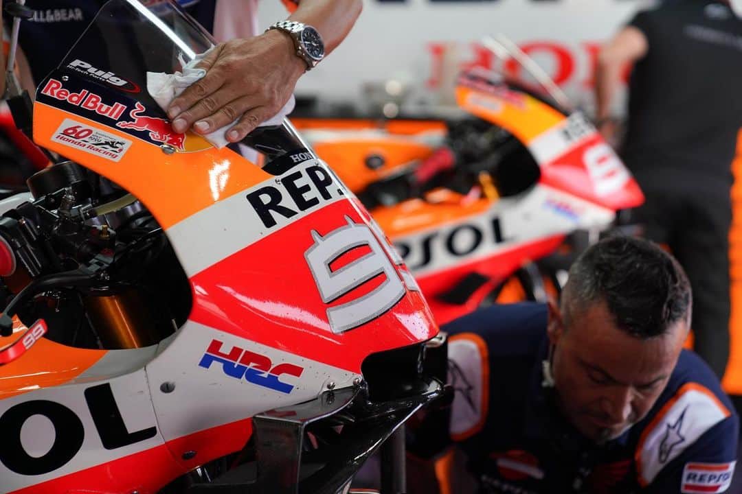 レプソル・ホンダのインスタグラム：「Finishing touches. @snapon_uk」