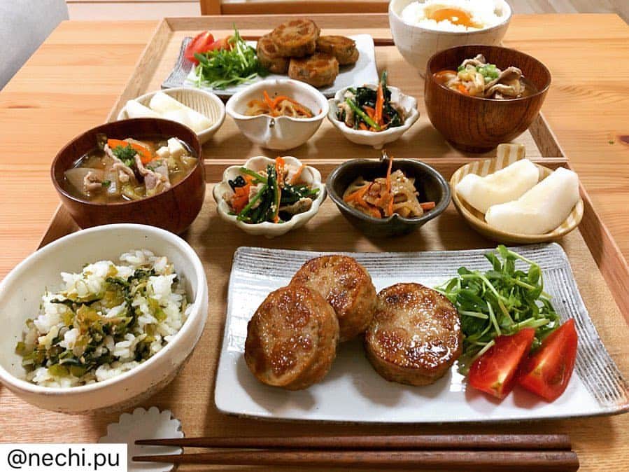 のインスタグラム：「@nechi.pu 様  らでぃっしゅぼーやの食材を使った投稿をご紹介致します。  お野菜をたくさん使って栄養バランスの良い健康的なご飯にして頂きました！  様々な調理方法のお野菜どれもとっても美味しそうです♪  素敵にお料理して頂きありがとうございます。 ・ ・ ・ ・ #夜ごはん. ・ *蓮根のはさみ焼き *豚肉入りほうれん草と人参のナムル *蓮根きんぴら *🙋‍♀️かぶの葉混ぜご飯 *🙋‍♂️卵かけご飯 *具だくさん豚汁 *梨🍐 ( 南水 ) ・ ・ 今日は#らでぃっしゅぼーや 様の 秋の味覚おためしセットを使った献立👩‍🍳 ・ 安心安全で新鮮なお野菜やお肉♩ 身体も心も幸せになる おうちごはんでした☺️🍚💕 ・ ・ ・ 夫が風邪ひいたかもしれない疑惑😳⚡️ 夫の半袖チャレンジは強制終了と させていただきましたっ！（笑） ・ ・ ・ #ふたり暮らし #夫婦二人暮らし #共働き #うちごはん #おうちごはん #ふたりごはん #夫婦ごはん #れんこんのはさみ焼き #れんこんきんぴら #豚汁 #今日の晩御飯 #夕ごはん #晩ごはん #献立 #手料理 #家庭料理 #簡単ごはん #節約ごはん #cooking  #料理写真 #料理好きな人と繋がりたい #器 #豊かな食卓 #クッキングラム #おうちごはんlover」