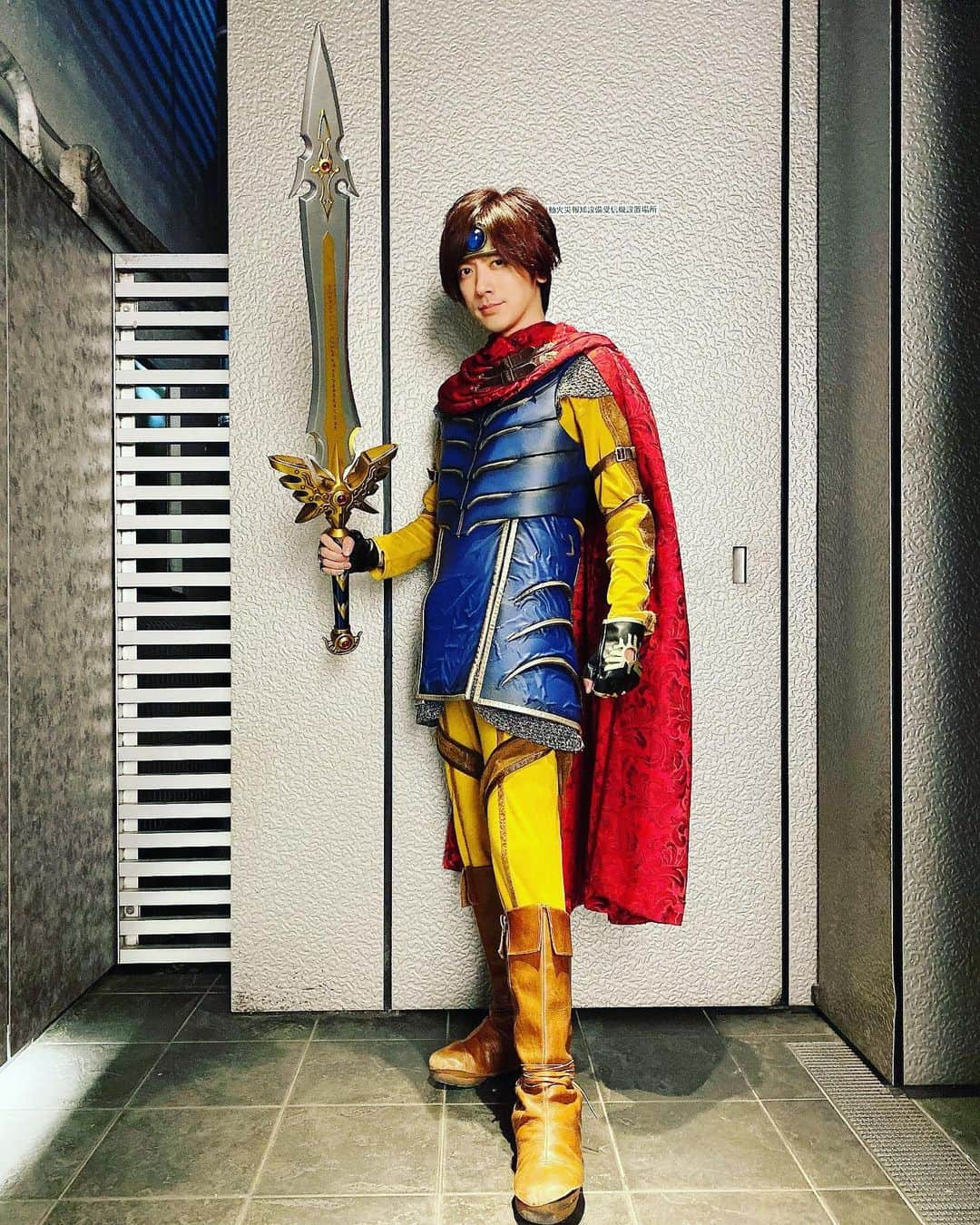 DAIGOさんのインスタグラム写真 - (DAIGOInstagram)「ハッピーハロウィン！！みなさん楽しんでますか？僕はプライベートで仮装しましたよ！星のドラゴンクエストのCMをやらせていただいてるので、プロデューサーの市村さんの粋なはからいで、衣装をお借りしてしまいました！ドラクエIIIの勇者です！！！ありがたいです！右隣にいるのは、flumpoolのドラムの小倉 誠司くんがミイラ男！そして左隣にいるのは、JOKERこと、GLAYのTERUさん！もはや誰かわからない！笑でもめちゃくちゃ楽しかったです！今年はハロウィンパーティーなかったので、ハロウィンパワー溜め込んでおこうっと！ #TERU #小倉誠司 #DAIGO #星ドラ #最高 #TERUさんが一言『俺ももっと本気でやればよかった』 #TERUさんメイクしてくるかと思ったらお面だった笑 #しかも初期のJOKER #最高です #ハロウィン #みなさんハロウィンは迷惑かけず楽しみましょうね！」10月31日 11時09分 - daigo_breakerz_