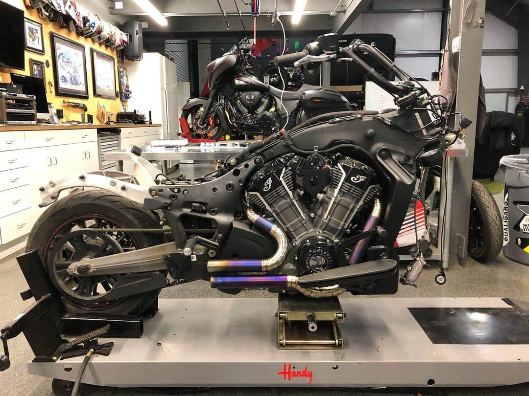 ケアリー・ハートさんのインスタグラム写真 - (ケアリー・ハートInstagram)「Tear down pretty much done on my @indianmotorcycle #Challenger today. Now the fun part starts. Can’t wait to rip her when it’s all done 🤘🏼🤘🏼.」10月31日 11時10分 - hartluck