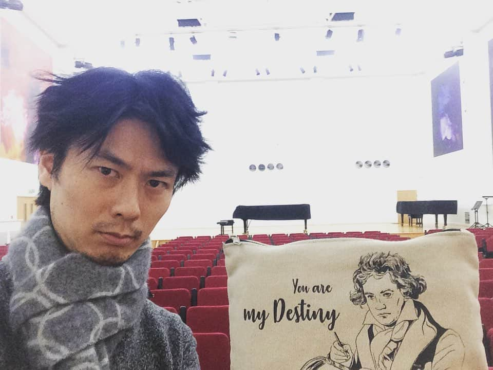 福間洸太朗さんのインスタグラム写真 - (福間洸太朗Instagram)「CD Recording done!  I was happy to record in this wonderful hall which has a fantastic acoustic and beautiful surroundings. Thank you Mr.Ponder (engineer/producer) for the great work and support! (I can’t tell you yet what I have recorded. Please be patient 😉) ウェールズ近くのMonmouth県にある素晴らしいホールでCD録音しました。 今回はエンジニアの方(写真3)と二人で、孤独に、でもその分マイペースに進められた録音でした。ホール外の美しい紅葉や鹿ちゃん達にも癒されました。 詳細はまだ言えませんが、来年春のリリース予定です。お楽しみに！  #monmouth #wyastone #england #musicianslife #pianist #recording #deers #destiny」10月31日 9時44分 - kotarofsky