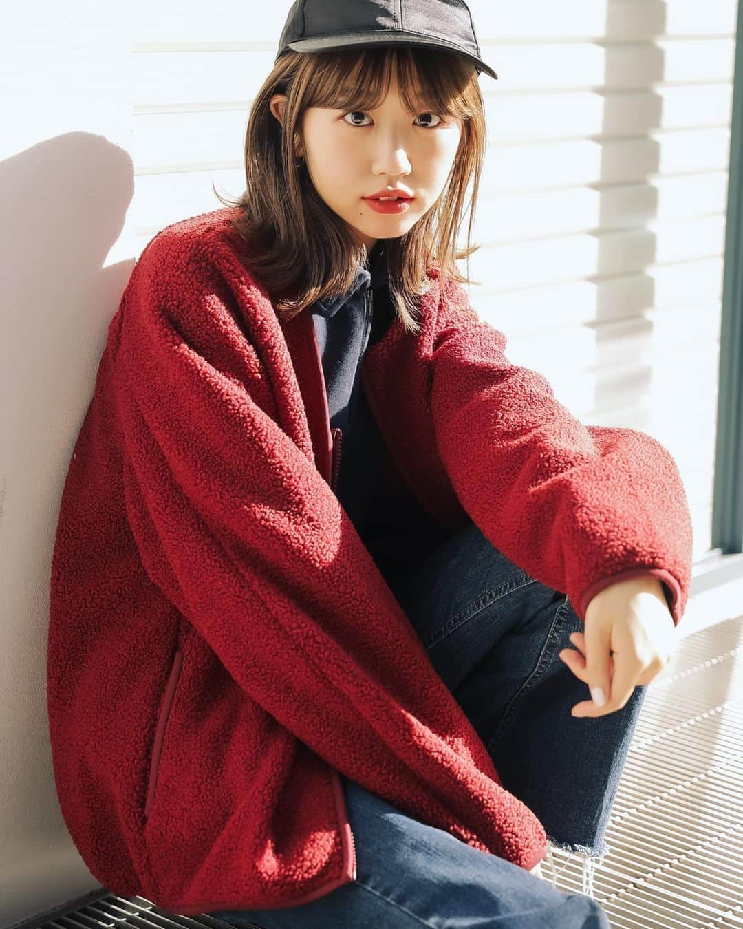 碓井玲菜さんのインスタグラム写真 - (碓井玲菜Instagram)「今年の @uniqlo のフリースは 赤にしました💋 @jw_anderson コラボと合わせたよ⚓️ #ユニクロ #Uniqlo #フリース #ラブアンドフリース #ボアフリースVネックフルジップカーディガン #pr #れいなすたいる」10月31日 9時37分 - reina_usui