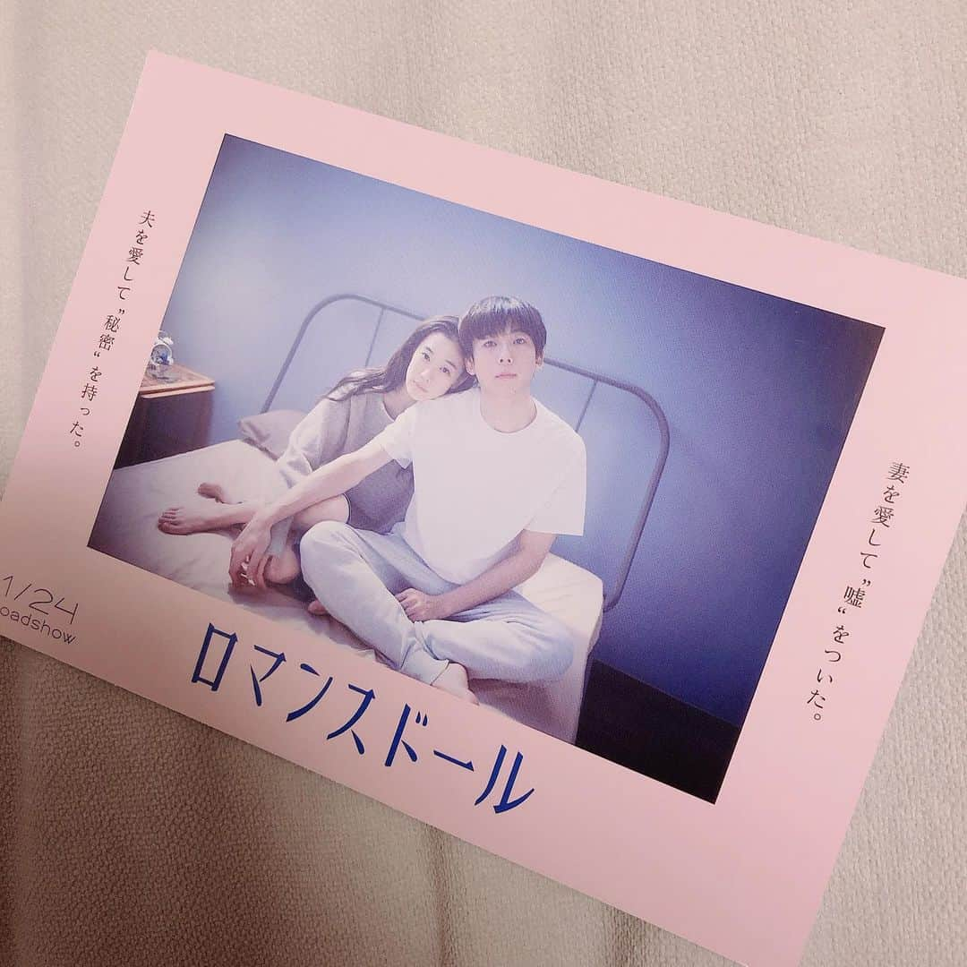 東紗友美さんのインスタグラム写真 - (東紗友美Instagram)「🎬試写状バトン#8🎬 1月24日公開 #ロマンスドール 妻を愛して"嘘"をついた。 夫を愛して"秘密"を持った。 ・ ・ 明日は映画#マチネの終わり　の公開日ですが、この後、タナダユキさんのロマンスドールや、三島由紀子さん（夏帆×妻夫木聡）のREDなど大人のラブストーリーどんどん続きます。 みゃ、楽しみ。 一目で恋におちて結婚した妻との日々を描き、ラブドール職人と言う型破りな設定とセンセーショナルな展開に多くの話題と共感を読んだ小説ロマンスドール。 この小説が発表されてから10年原作者のタナダユキさん自らがメガホンを取り、純愛と性愛が交差する新の映画作品が誕生した。（試写状より✉️） ・ ・ 🎬試写状バトン...🎬 毎日、届く試写状の中から（普段あまり見る機会もないですよね😊）を今後、不定期にアップしていきます！✏ 特に、試写状に力を入れている会社さんもあって！ おしゃれなものから驚きの仕掛けのあるものまで。何気ない感動があるので。 ここでシェアします✨ #映画 #試写状バトン #映画好きな人と繋がりたい  #映画鑑賞 #映画部 #試写会 #タナダユキ #蒼井優 #高橋一生 #邦画」10月31日 9時42分 - higashisayumi