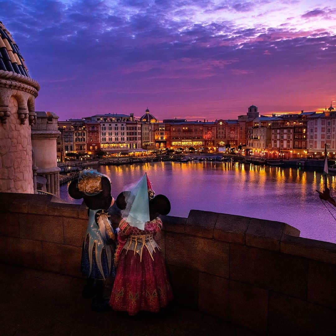 東京ディズニーリゾートさんのインスタグラム写真 - (東京ディズニーリゾートInstagram)「Love conquers the dark and mysterious halloween. ロマンティックなハロウィーン♡ #disneyhalloween #mediterraneanharbor #tokyodisneysea #tokyodisneyresort #mickey #minnie #ディズニーハロウィーン #メディテレーニアンハーバー #東京ディズニーシー #東京ディズニーリゾート #ミッキー #ミニー」10月31日 9時52分 - tokyodisneyresort_official