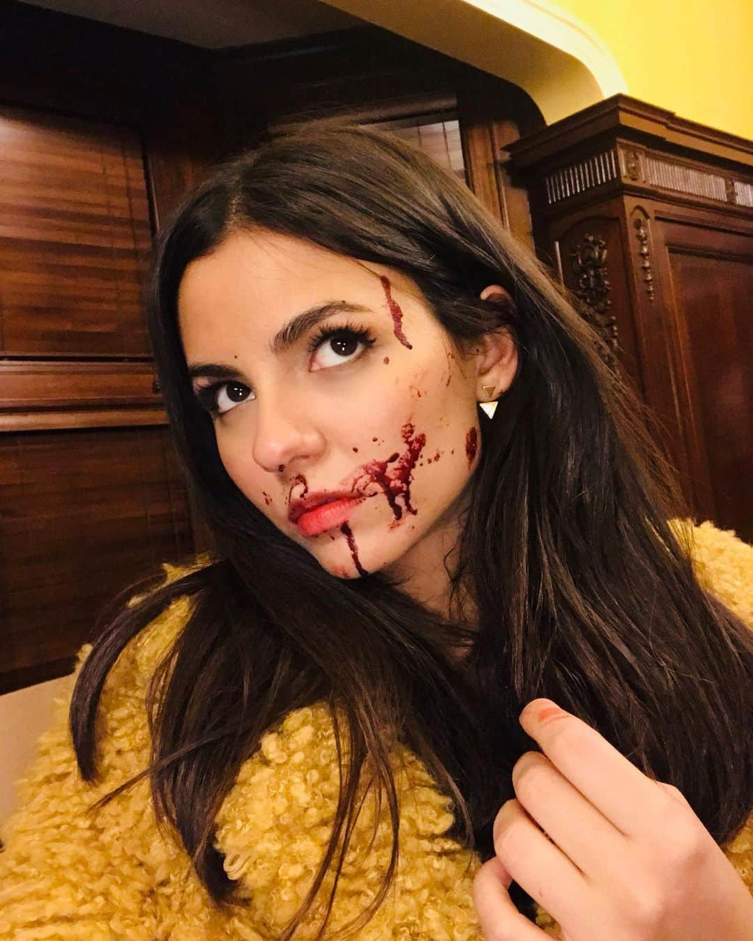 ヴィクトリア・ジャスティスさんのインスタグラム写真 - (ヴィクトリア・ジャスティスInstagram)「Sooo this happened last night... Just wrapped something creepy &  since it’s almost Halloween, I thought it would be appropriate to post these behind the scenes. 🖤💉」10月31日 9時49分 - victoriajustice