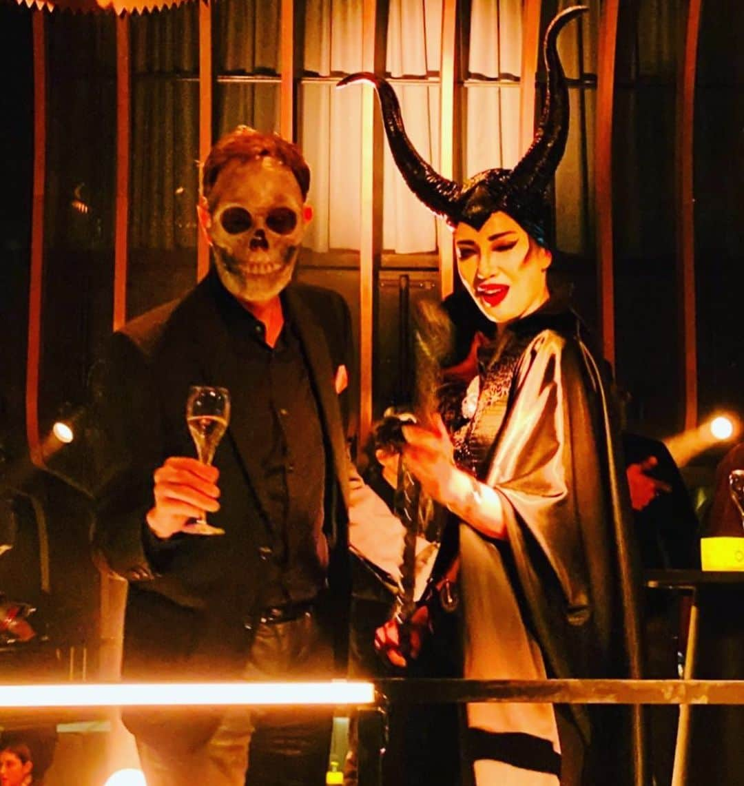 アンミカさんのインスタグラム写真 - (アンミカInstagram)「ハロウィンですね🎃👻 今年は　@veuveclicquot  のイエローウィンPARTYの後に、いつもの仲間で大人ハロウィンディナー🍽を開催🎃 時間を間違え早く着きすぎて、妹と近くのカフェに入ったら、窓際しか空いてなくて二枚目の状態に！笑笑！道行く人がびっくりしてて面白かった☺️ タクシーではツノが邪魔で被り物を外したら、ベラになってしまった！(三枚目) 節度あるハロウィン🎃をお楽しみください☺️ 。 #クリスタルケイちゃんはカッコ良いおじさんでアツシクンはハロウィン貴公子 #美和ちゃんはキックアスのヒットガールで旦那様はハンサムドクロマン #普段一枚刈りのケンはカツラでスミレちゃんはスイスガール #エミレナータはスタイル抜群のバットウーマンの普段着と言った感じ❣️ #来年は何をするかもう決めてます！ #今年もヘアメイク自分で衣装手作り！ #halloween #friends #maleficent @veuveclicquot」10月31日 9時51分 - ahnmikaofficial