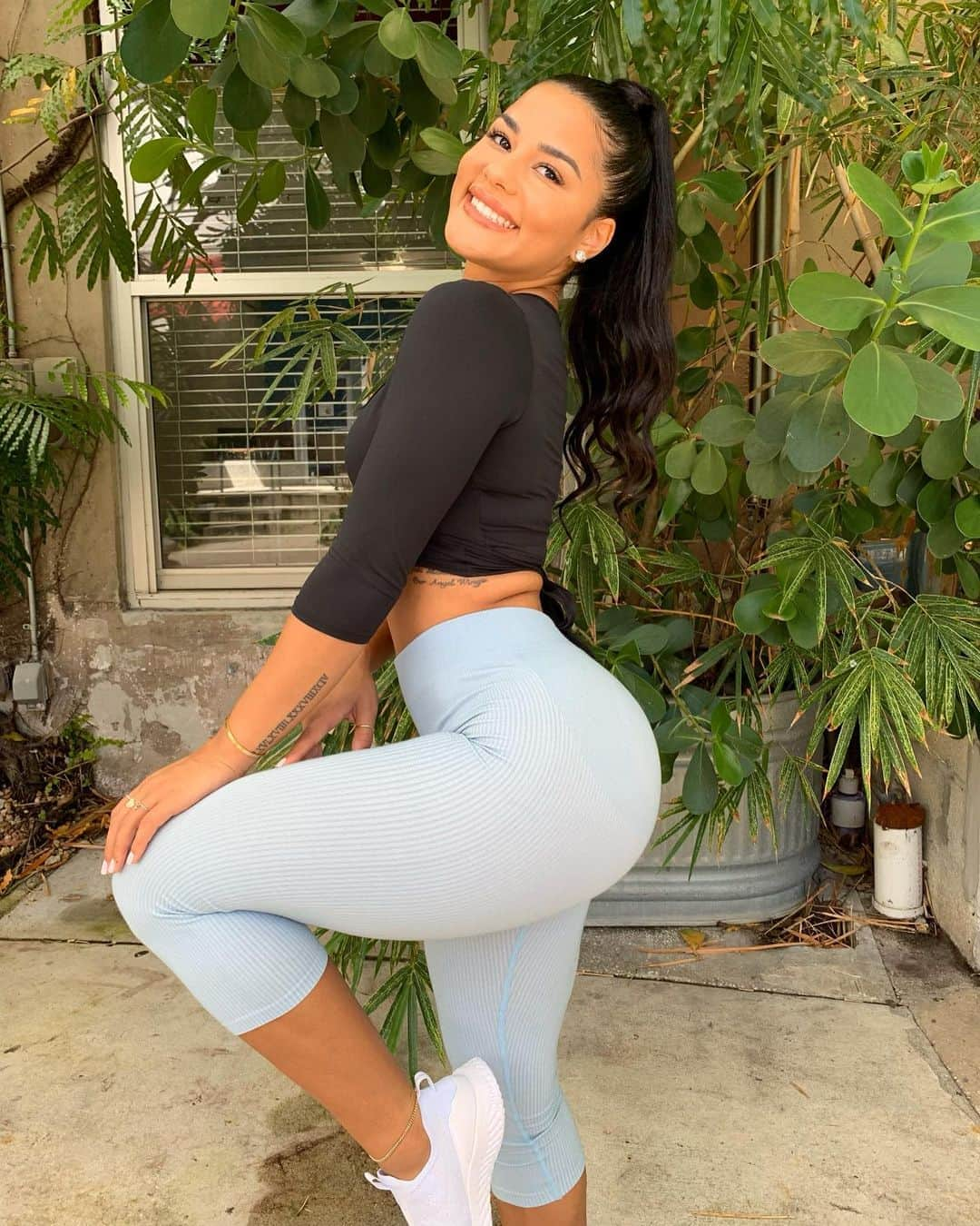 Katya Elise Henryさんのインスタグラム写真 - (Katya Elise HenryInstagram)「HALLOWEEN SALE is happening right NOW - on my @workouts_by_katya online store! 🎃 up to 70% off your fave items - crops, leggings, joggers, booty bands & so much more! Only a few more hours left!!! - www.workoutsbykatya.com 😱」10月31日 9時56分 - katyaelisehenry