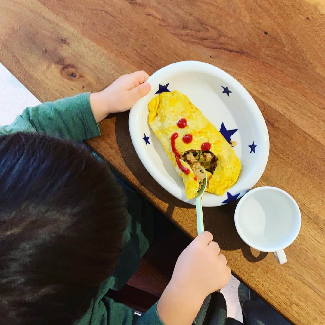安田美沙子さんのインスタグラム写真 - (安田美沙子Instagram)「昨日の朝ごはんは、野菜たっぷりオムライス❤️ 刻んだ小松菜&玉ねぎが沢山入っています！あとはツナ✨ oisixのは、安心して使えるのでストックしています。 息子のが、1番きれい。パパのは。。。すまん。 クマさんにしたから許して。笑 . . . #instafood #オムライス #family #食育 #梅醤スープ #顔から食べるよね #こなつさんの器」10月31日 9時56分 - yasuda_misako