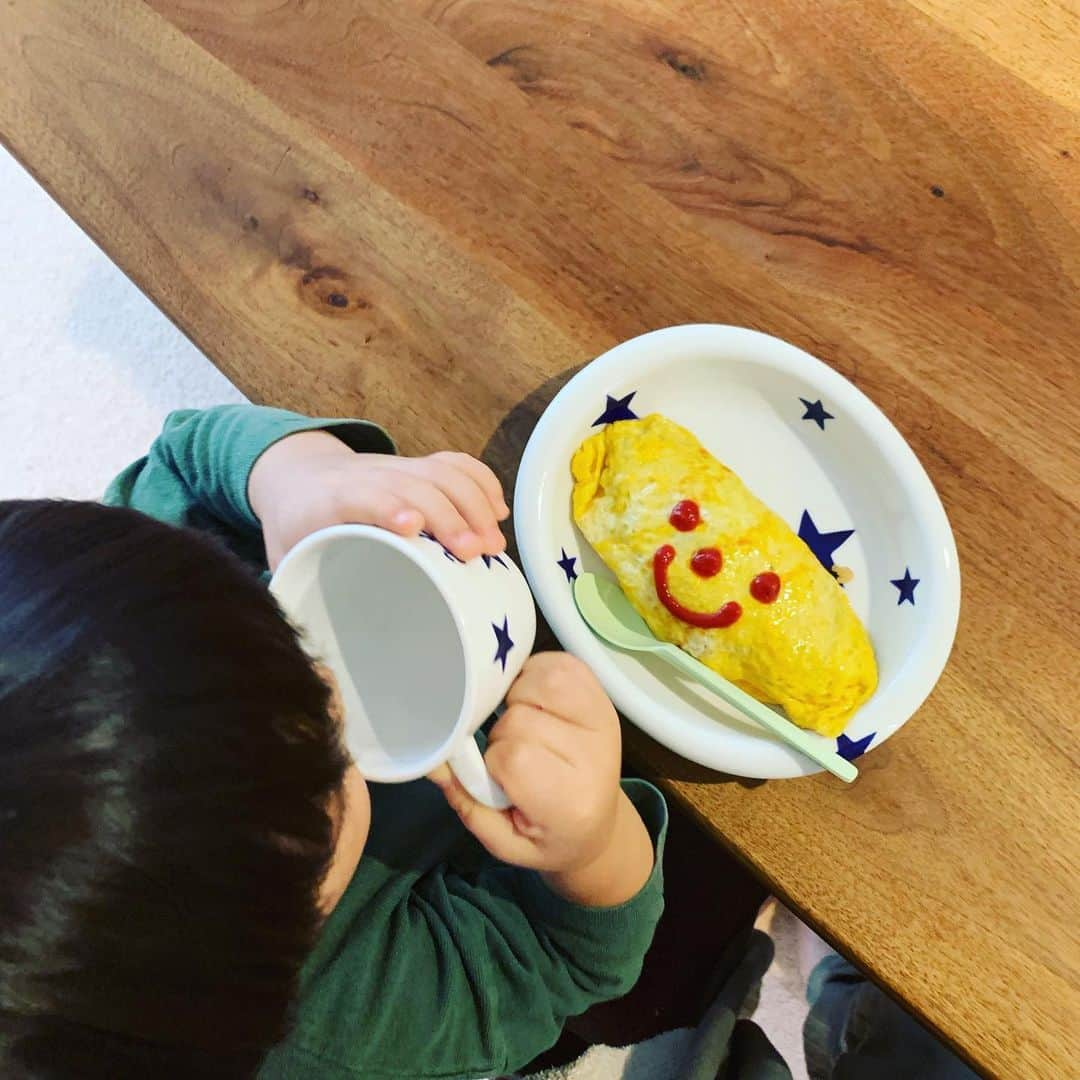 安田美沙子さんのインスタグラム写真 - (安田美沙子Instagram)「昨日の朝ごはんは、野菜たっぷりオムライス❤️ 刻んだ小松菜&玉ねぎが沢山入っています！あとはツナ✨ oisixのは、安心して使えるのでストックしています。 息子のが、1番きれい。パパのは。。。すまん。 クマさんにしたから許して。笑 . . . #instafood #オムライス #family #食育 #梅醤スープ #顔から食べるよね #こなつさんの器」10月31日 9時56分 - yasuda_misako