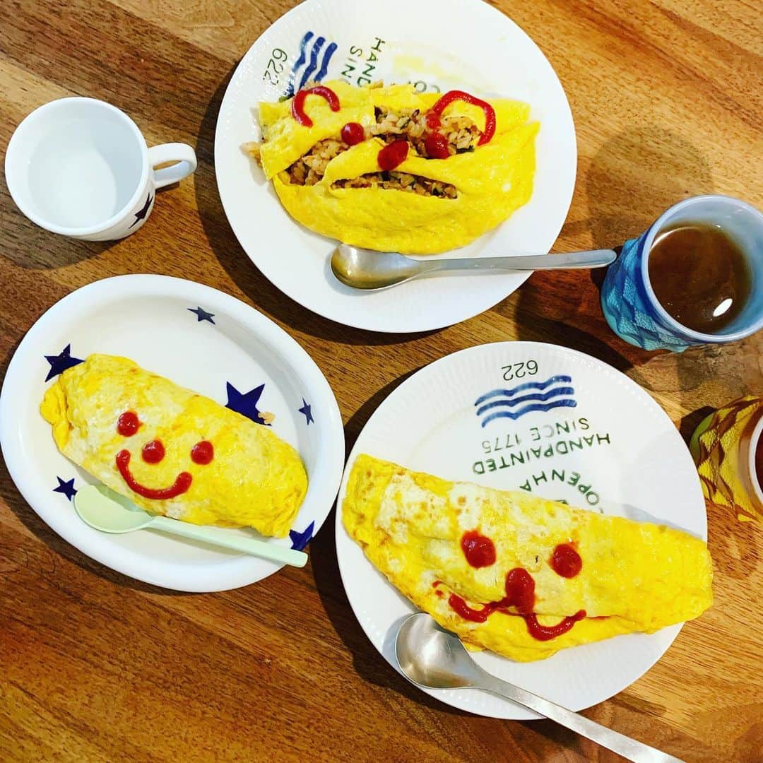 安田美沙子さんのインスタグラム写真 - (安田美沙子Instagram)「昨日の朝ごはんは、野菜たっぷりオムライス❤️ 刻んだ小松菜&玉ねぎが沢山入っています！あとはツナ✨ oisixのは、安心して使えるのでストックしています。 息子のが、1番きれい。パパのは。。。すまん。 クマさんにしたから許して。笑 . . . #instafood #オムライス #family #食育 #梅醤スープ #顔から食べるよね #こなつさんの器」10月31日 9時56分 - yasuda_misako
