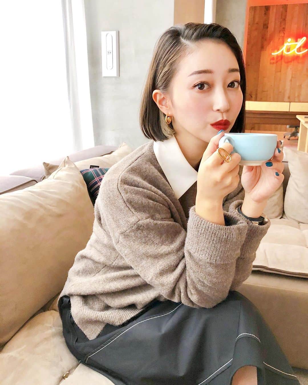 のインスタグラム：「good morning❤︎ 昨日は時間が出来たから携帯変えに行ったり、ジムに行ったり🥰ゆっくり🥰 さぁ！！今日も頑張りましょう💋 ・ ・ tops/ @fifth_store  #outfit#fashion #ootd#コーデ #コーディネート #fifth#fifthtl #フィフス#トレンド #ニットコーデ#160cm以上コーデ #サイドスリットロールアップスリーブニット」