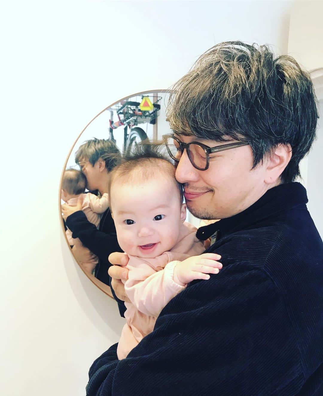 濱中鮎子のインスタグラム：「昨夜は何度か泣きをいただきましたが笑、ヘロヘロで母起き上がりました。 ハードナイトも、朝の光とともにこの笑顔テロされちゃうと、降伏してしまうのでありました。 ええ、私はきっと一生あなたの笑顔で心と身体を動かしていくのでしょう。  父さん行ってらっしゃいもにこにこ。  さぁ、今日も焦らず、なるようになるで頑張ろうね！  #気持ちは金曜日  #お嬢と父さん  #湿疹は出たり引いたりの中 #規模感が小さくなってきた #いろんな対処法教えてくださった皆様 #ありがとうございます  #床ずれ萌え」