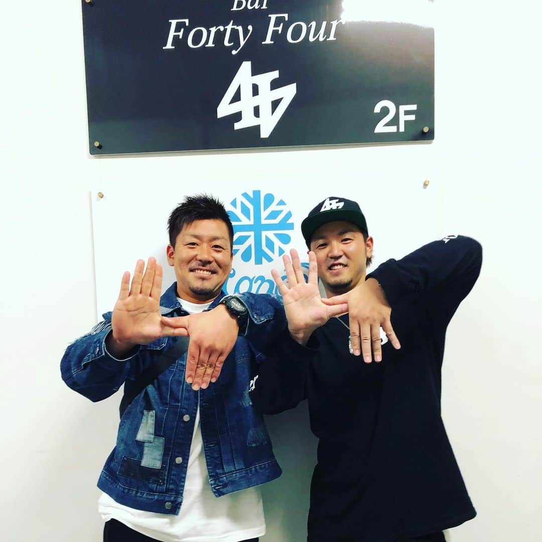 のインスタグラム：「先日はこのお方#北海道日本ハムファイターズ#黒羽根利規 選手が来てくれました✨‼️ この顔の大きさの違い…😆 相変わらずでかかった🥺✨ ありがとうございました‼️‼️ 来年も頑張ってもらいましょう👍 #関内#横浜#BAR#fortyfour#インスタスポット」