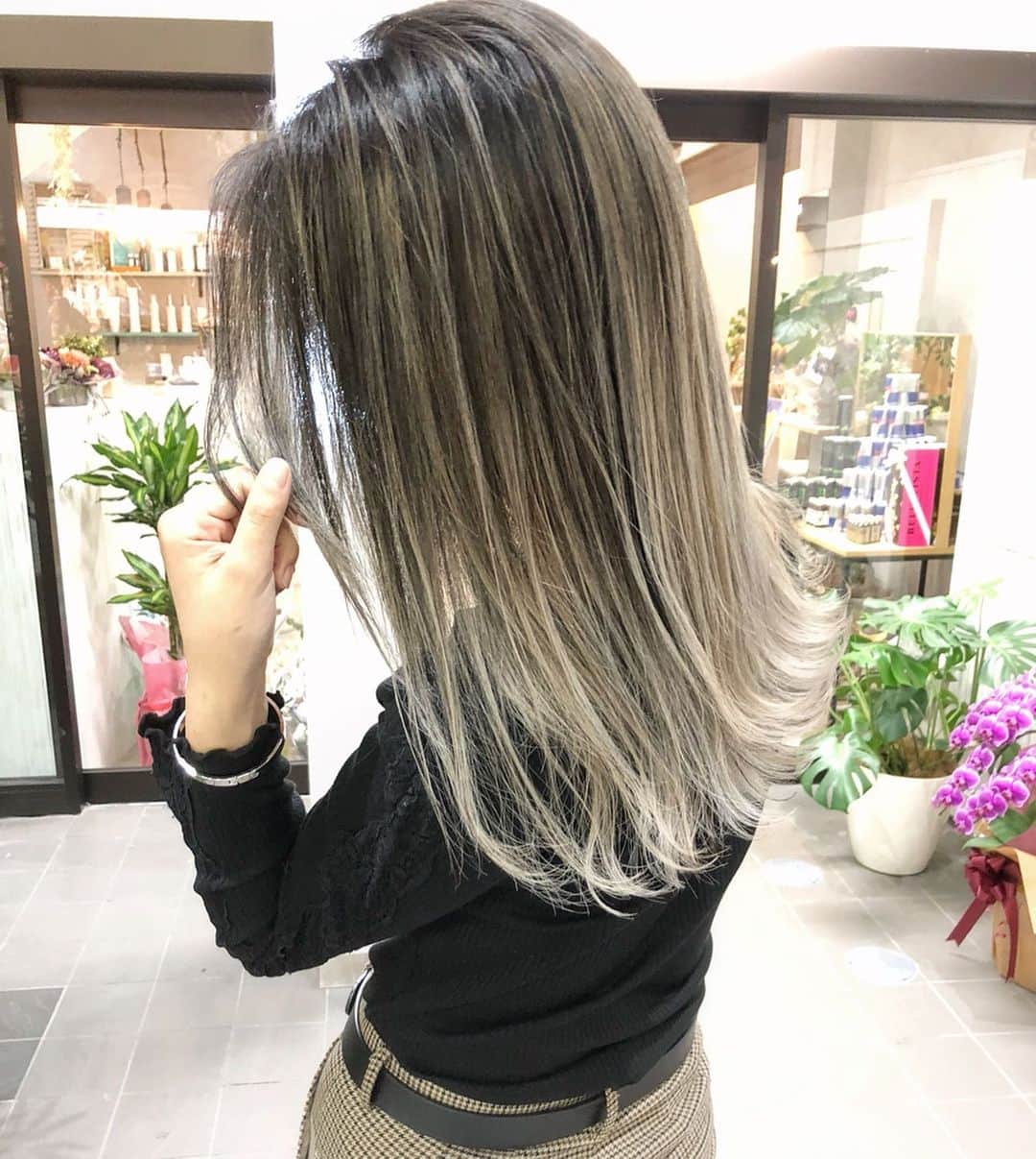 のインスタグラム：「エアタッチバレイヤージュカラー🙆‍♀️ どの角度から見ても綺麗なコントラストが出る繊細はバレイヤージュです✨  バレイヤージュカラーは普通のカラーより少し時間がかかるので、されたい方は是非ご相談下さい♪ その分めちゃくちゃ綺麗なカラーに仕上 がります🙆‍♀️✨ 姫路でバレイヤージュ、ハイライトカラーするなら是非お任せ下さい♪ ・ ・ 【ご予約方法】 ご予約時にLINE @にて ・料金の事前提示 ・所要時間の事前提示 ・このカラーはどのメニュー選べばいい？ などお気軽にご相談下さい🙇‍♂️ ご予約はこちらのLINEからお願いします♪ LINE ID 【@ekm1861m】 LINEのID検索より検索してください 最初の＠マークを忘れずに入れてください。 わからない場合はInstagramのDMをご利用下さい。 ・ ・ ・ #ミルクティーグレージュ #シルバーアッシュ #大人可愛い #アッシュカラー #ミルクティーカラー #ホワイトベージュ #パールベージュ  #透明感カラー #グレージュカラー  #姫路駅 #姫路 #高砂 #加古川 #himeji  #姫路美容院 #高砂美容院 #加古川美容院 #グラデーションカラー #ハイライトグラデーション #ヘアアレンジ #外国人カラー  #バレイヤージュ #バレイヤージュカラー#ハイライト #ハイライトカラー #バレイヤージュハイライト #エアタッチ」