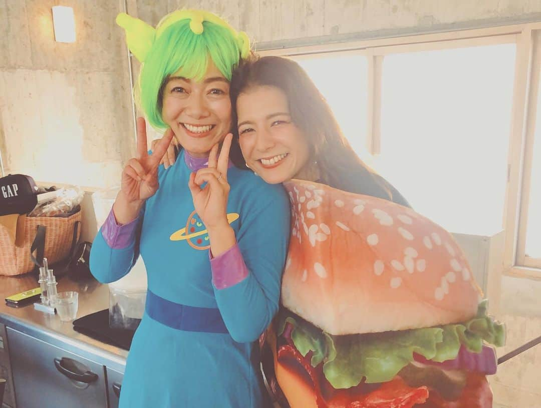 スザンヌさんのインスタグラム写真 - (スザンヌInstagram)「HappyHalloween🍬🎃🍭﻿ ﻿ ありがた嬉しの怒涛の1週間を過ごさせてもらって（最中）﻿ ﻿ やらないといけないこと﻿ やりたいこと、お仕事も💪﻿ だいすきたちとの時間も。❤️﻿ ﻿ ぜんぶぜんぶ大切だし﻿ 大事にしたいから体力強化が改めて必要だ🌈﻿ ﻿ そんなこんなで載せたい写真と伝えたい想いがたくさんです！！﻿ ﻿ 写真はハロウィンパーティー🥳で誕生日お祝いしてもらったときの❤️﻿ みんなの仮装が愛しすぎて、﻿ 笑った笑った🌈﻿ ﻿ 子どもたちも可愛すぎるし﻿ 元気すぎるし、﻿ ノリノリで仕上げてきてくれる友達たちには脱帽だし、﻿ 家からこのまま来てくれた﻿ 両親にも心から敬意と感謝を伝えたい❤️だいすきだ！﻿ ﻿ そしてたくさんのお祝い﻿ コメント📝ぜーんぶ読ませて頂きました❤️はぁ幸せです！﻿ まだお返事返せてないですが、﻿ ﻿ ほんとにほんとにありがとうございます🙏❤️🙏﻿ ﻿ ﻿ ﻿ #happyhalloween🎃 ﻿ #ハロウィンパーティー﻿ #トイストーリー ﻿ #トイストーリーコーデ ﻿ #ピーターパン﻿ #バービー﻿ #おや﻿ #違う人たちもいるね﻿ #みんなありがと﻿」10月31日 10時20分 - suzanneeee1028