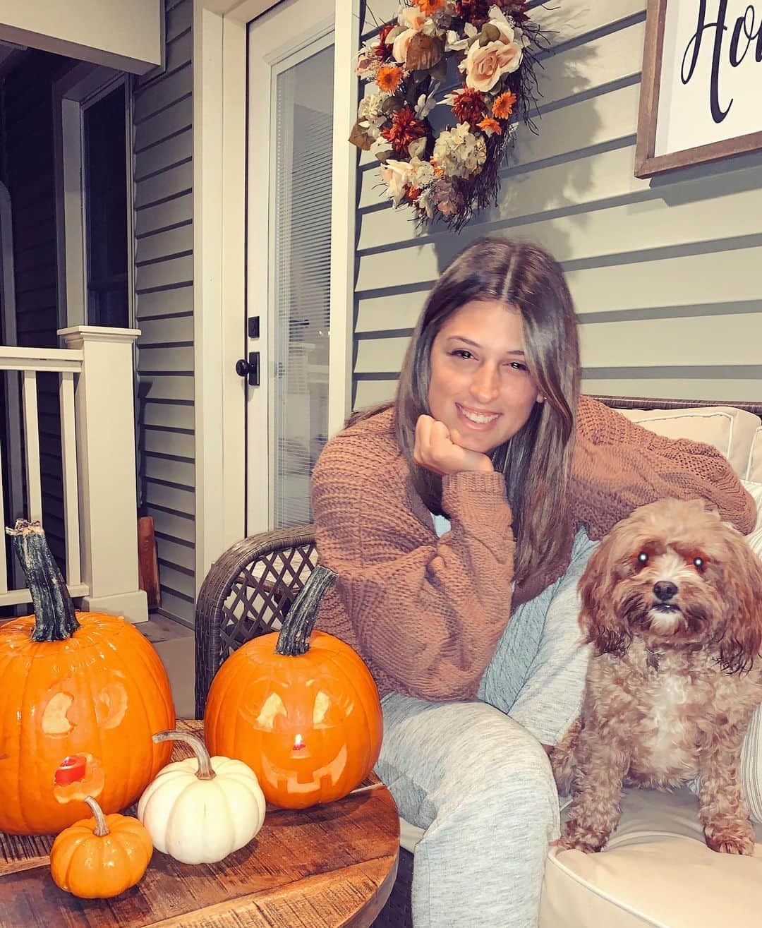 サマンサ・シザーリオのインスタグラム：「Halloween eve pumpkin carving competition! 🎃 Lo decided her mom wins again this year 💪🏼😘」