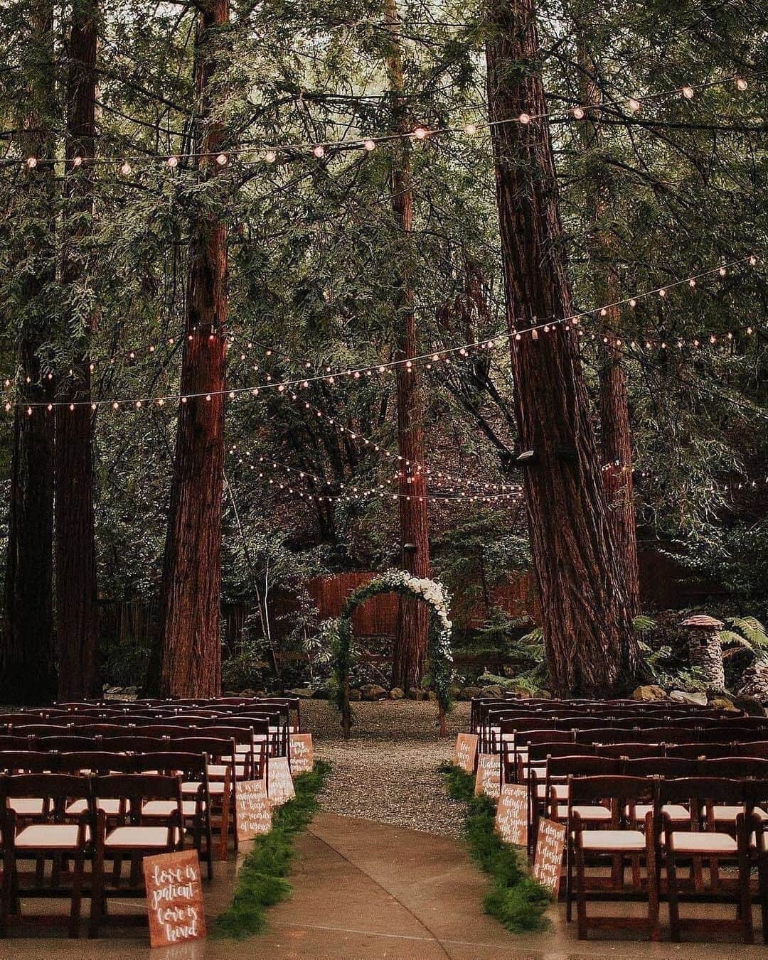 MT DOMAINEさんのインスタグラム写真 - (MT DOMAINEInstagram)「Outdoor reception goals. Would you ever opt for a woodland wedding? Let us know down below! ✨📸: @victoriacarlsonphoto」10月31日 10時22分 - mydomaine