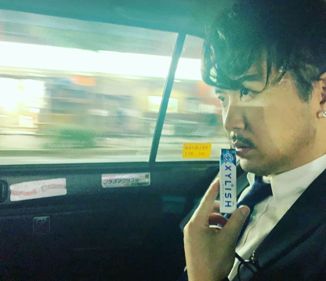 斎藤司のインスタグラム：「昨日はハロウィンパーチー #今年はなにをやろうか #日頃の妻への感謝を込めて #妻の好きな俳優を #この人しかいない #カツラ翔太 #あの前髪を出すために #カツラを後ろ向きに被ったので #後ろガラ空き #電車で移動 #頭アキラ100% #防御力0 #不自然なセロテープ #みんなの目線 #この人はどっち？ #ハロウィンは31日だし #仮装なのか #本装なのか？」