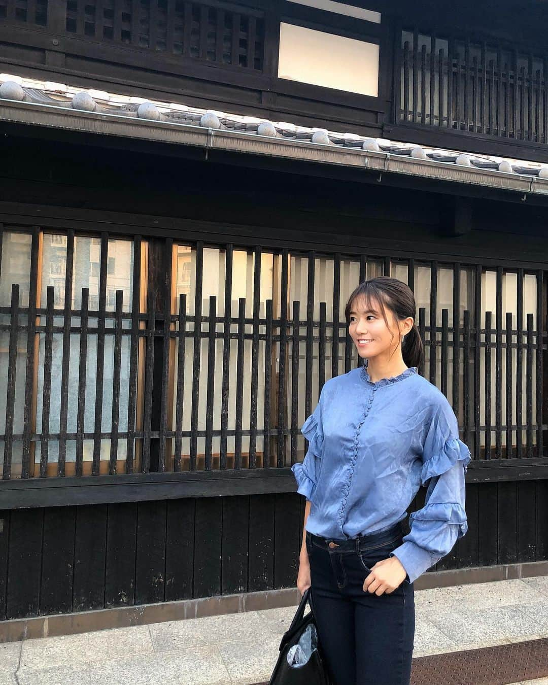 佐野真彩さんのインスタグラム写真 - (佐野真彩Instagram)「こんにちは‼︎ 先日の名古屋旅の続き^ ^ コメント読んでると、近くに住んでたよ〜という方もいて嬉しいです☺︎ . . 四間道（しけみち）という江戸時代を連想させる街並みが続く一角にある 【うなぎ家　しば福や】 ミシュランのビブグルマンに選ばれたお店✨ オープン前に並んでいただきました🍴 . 鰻って土地やお店によって焼き方が違いますよね〜✨ . しば福やさんは、外がカリカリで中はふわっとしていて美味しかったです😋 . . 最後は今まで何度も名古屋に行っているのに初めて見たナナちゃん人形🥺 . 今回の名古屋旅は今までとは違って 歴史に触れたりのんびり一息ついたり。 新しい名古屋の魅力に気付くことが出来ました^ ^ . . #ナゴヤおモしろード #名古屋 #NAGOYA #観光 #名古屋観光 #四間道　#名古屋駅　#PR #円頓寺商店街 #しば福や　#ナナちゃん人形」10月31日 10時47分 - sano.maya