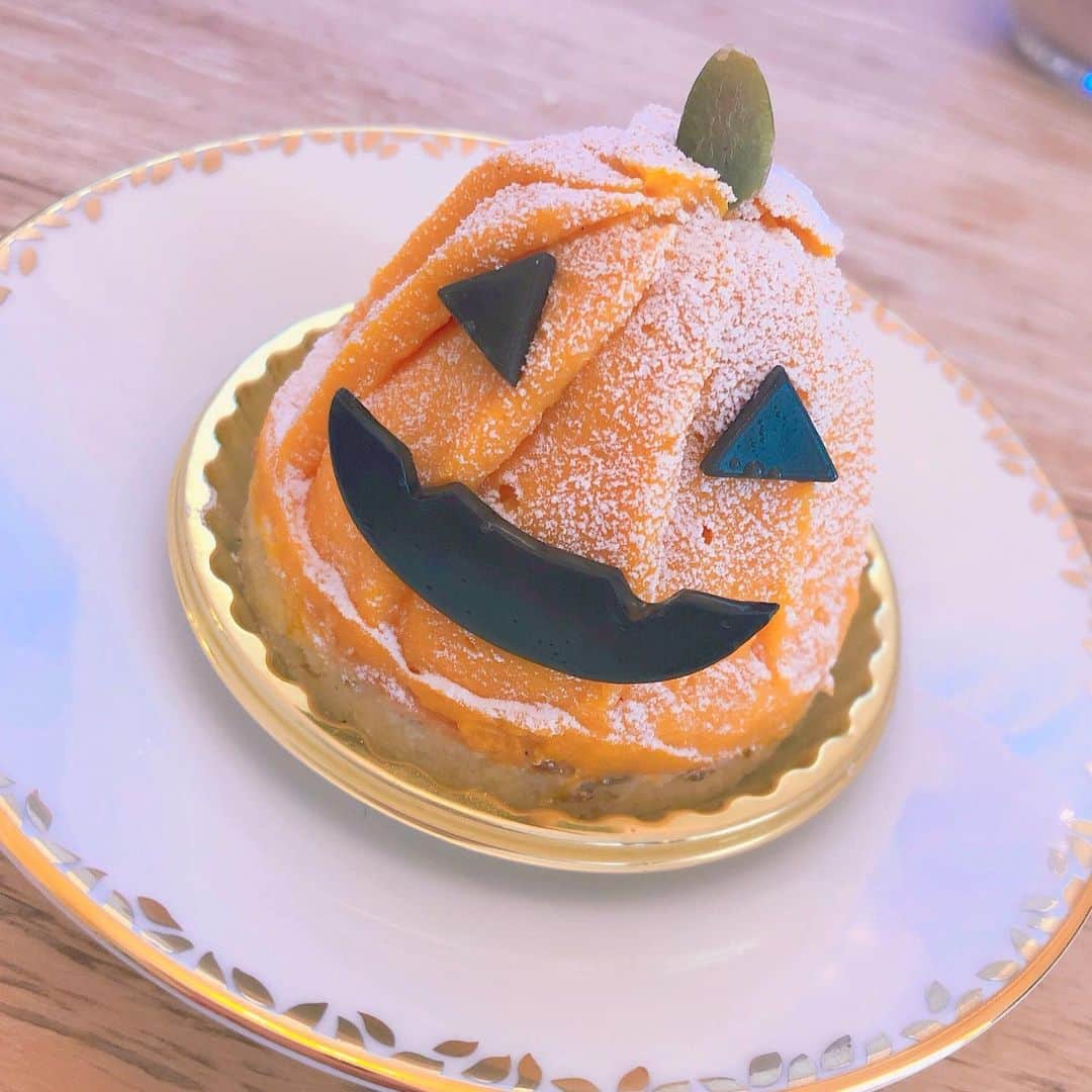 黒坂優香子さんのインスタグラム写真 - (黒坂優香子Instagram)「🎃 ・ ・ Happy Halloween👻🎃💜 ・ ・ #Halloween #sweets #KIHACHI」10月31日 11時03分 - yukakokurosaka0606