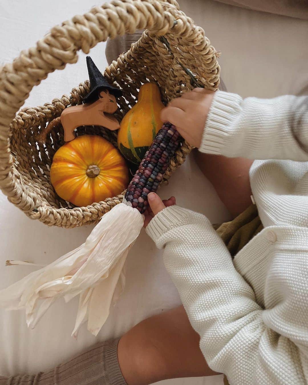 目見田早弥子のインスタグラム：「|🎃🕯 Happy Halloween! 娘と私のお気に入りの秋の飾り。」