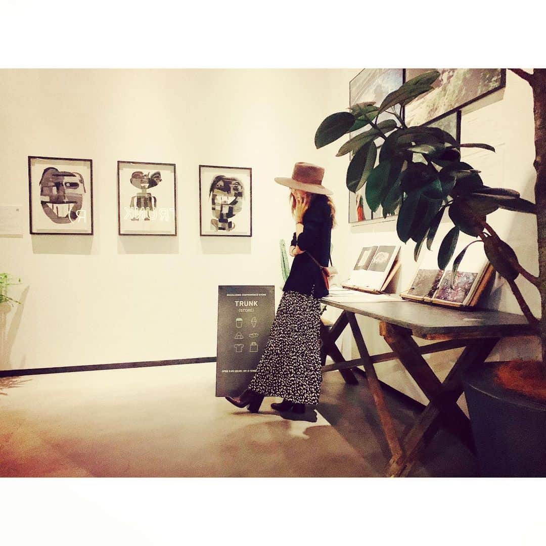 のインスタグラム：「🌹 hat #siggilondon knit @jcrew  skirt @fifth_store  bag @jill_sander_official  shoes @furla」