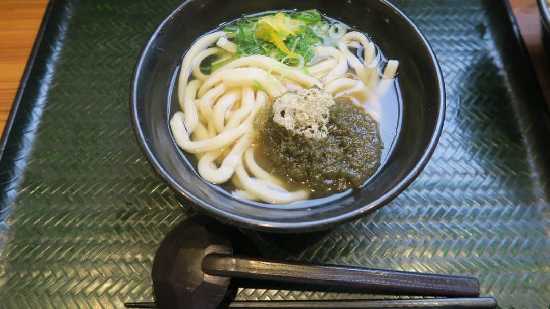 はなまるうどんのインスタグラム：「/ 📢秋に復活🙌🏻✨した「ゆずとろろ昆布」😋👏🏻👏🏻👏🏻👏🏻 \  うどんにとろろ昆布が絡みあい、  味に深みが出てとても美味しいです😍✨ ✨✨とろろ昆布がたっぷり✨✨入っているので、  とろろ昆布好きにはたまらない！！一品です😋  #とろろ昆布  #はなまるうどん #うどん #ゆずとろろ昆布 #かけだし」