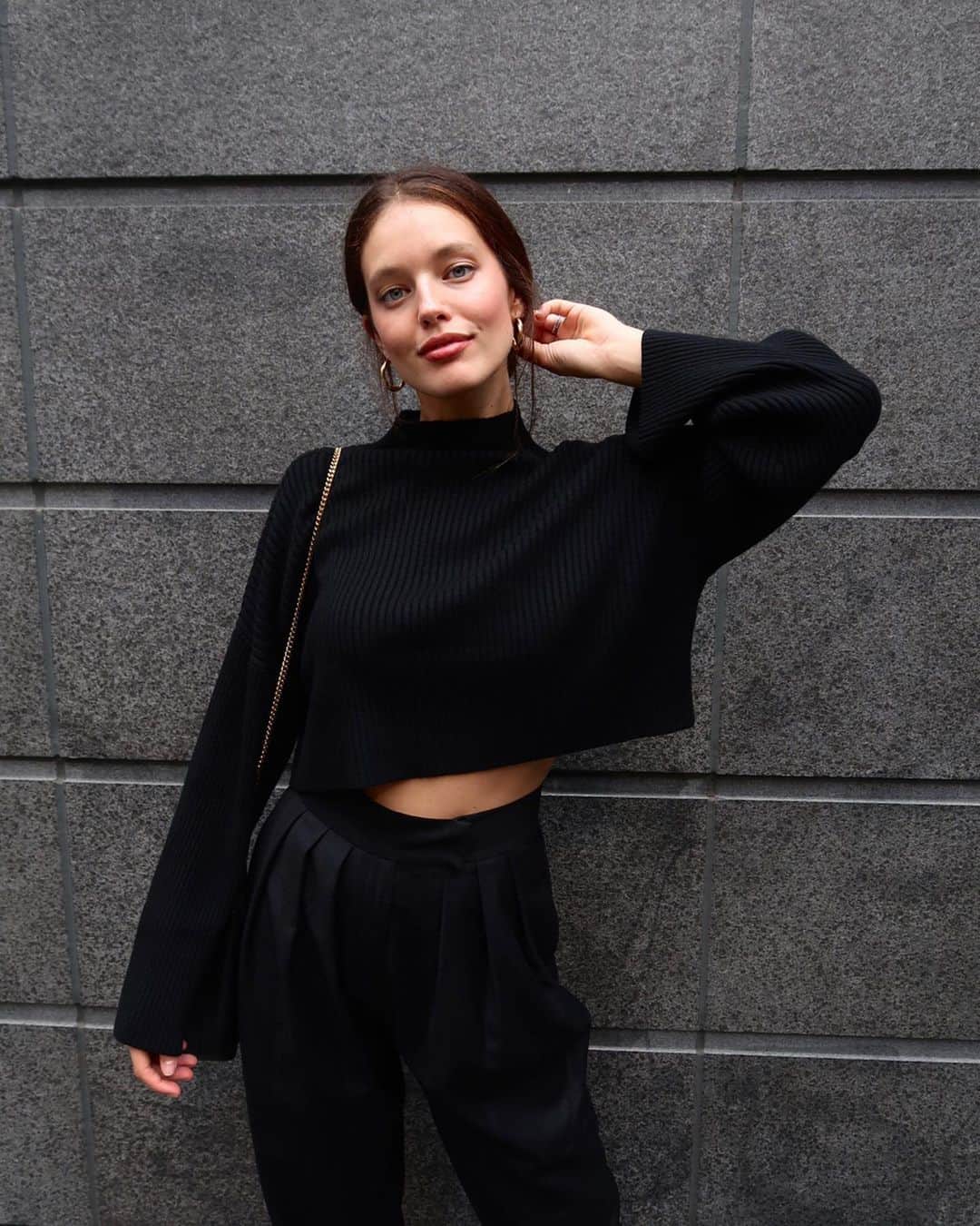 エミリー・DiDonatoのインスタグラム：「Gloomy as heck outside and I’ve got an outfit to match 🖤」