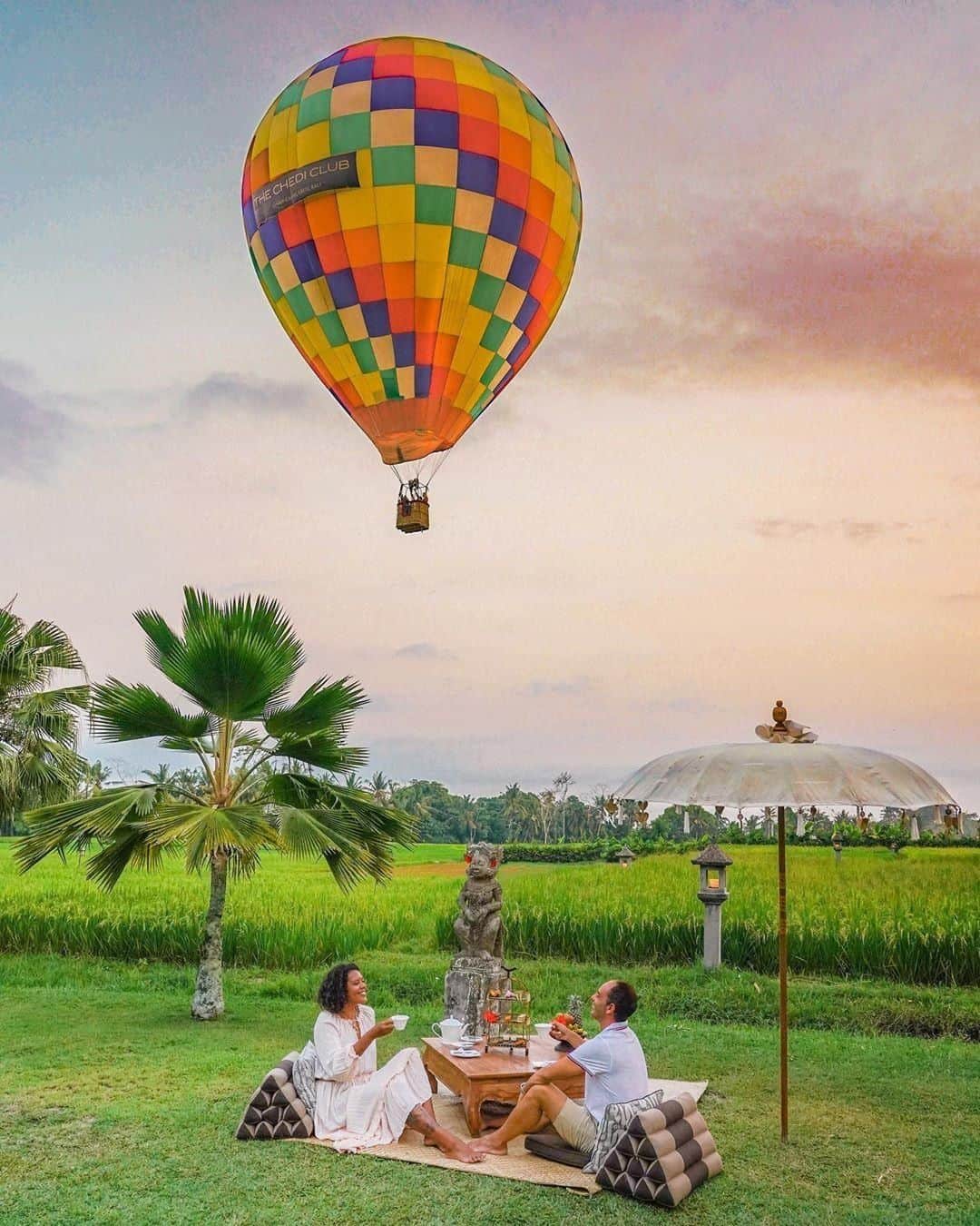 BEAUTIFUL HOTELSさんのインスタグラム写真 - (BEAUTIFUL HOTELSInstagram)「Can't decide if we'd rather be in the hot air balloon or be relaxing below with the picnic and a cup of tea! 🌴 What would you choose? (📸: @_dgtravel_ 📍: The Chedi Club Tanah Gajah, Ubud, Bali  @thechediclubtanahgajah)」10月31日 2時39分 - beautifulhotels