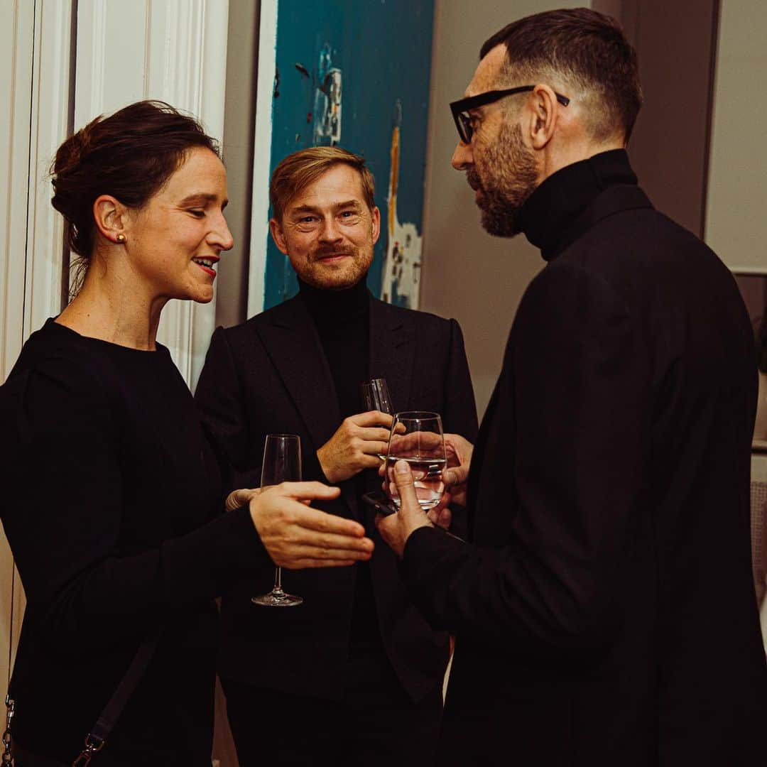 ZOO Magazineさんのインスタグラム写真 - (ZOO MagazineInstagram)「Last week ZOO Magazine and Zegna came together to host a special evening in Berlin.  What does it mean to be a man today?  Actor Numan Acar ( @Numanoffice) and Artistic Director of Zegna ( @Alessandrosartoriofficial) lead the conservation at an exclusive Berlin Cocktail dinner, to celebrate the launch of the #WHATMAKESAMAN CAMPAIGN  Guests included: @alessandrosartoriofficial @numanoffice @aldabalestrastauffenberg @msredsparrow @normantheuerkorn @vvarholla @thorsten.hansmade @fridagold @lucasgregorowicz @phelineroggan_official @shokotownes @_martineder @michaelkunzestudio @j.silbermann @jasnafritzibauer @yesyasin @fetterranova @martagnyp and many more.  Each guest held their own unique definition of what makes a man. What do you think? Have you ever asked yourself #WHATMAKESAMAN? ♚  Join the conversation and discuss what it means to be a man today.  #WHATMAKESAMAN:  Commitment: Giving back has always been a part of the Zegna mission. Education means openness, which in turn means freedom. The symbolic t-shirt proceeds will be donated to a global charity supporting an education program to build up a better future. Zegna joins forces with @cesvi_onlus, one of the largest and most prominent charities in Italy. Working across the globe, Zegna’s commitment will work on building a new meaning of masculinity through education. Photo’s by Anna Aichner @anna.aicher」10月31日 2時58分 - zoomagazine