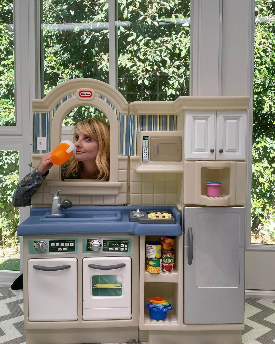 メリッサ・ラウシュさんのインスタグラム写真 - (メリッサ・ラウシュInstagram)「I’ve loved toy kitchens and playing house since I was a kid - the real version tends to be a lot more...well, real! Having like minded moms to run questions by, share advice, hacks and provide support is essential ~ both on the road to motherhood and throughout. They say it takes a village to raise children, but what if you live far from your village? Or you don’t know anyone in your current village? Or the people in your village are annoying and you want to meet a new village? @Peanut is a great app to meet like-minded women in your area to connect with and forge friendships with! You can arrange meetups, share experiences, ask questions and get answers from real women who just get it. We don't have to do this alone, so be sure to download @Peanut and find your village! #peanutapp #ad」10月31日 3時09分 - melissarauch