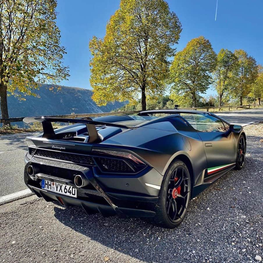 CARLiFESTYLEさんのインスタグラム写真 - (CARLiFESTYLEInstagram)「Meet private car collectors @thesatincrew Father and son sharing the same passion for adventures and supercars. #carlifestyle #Huracan #RollsRoyce」10月31日 3時29分 - carlifestyle